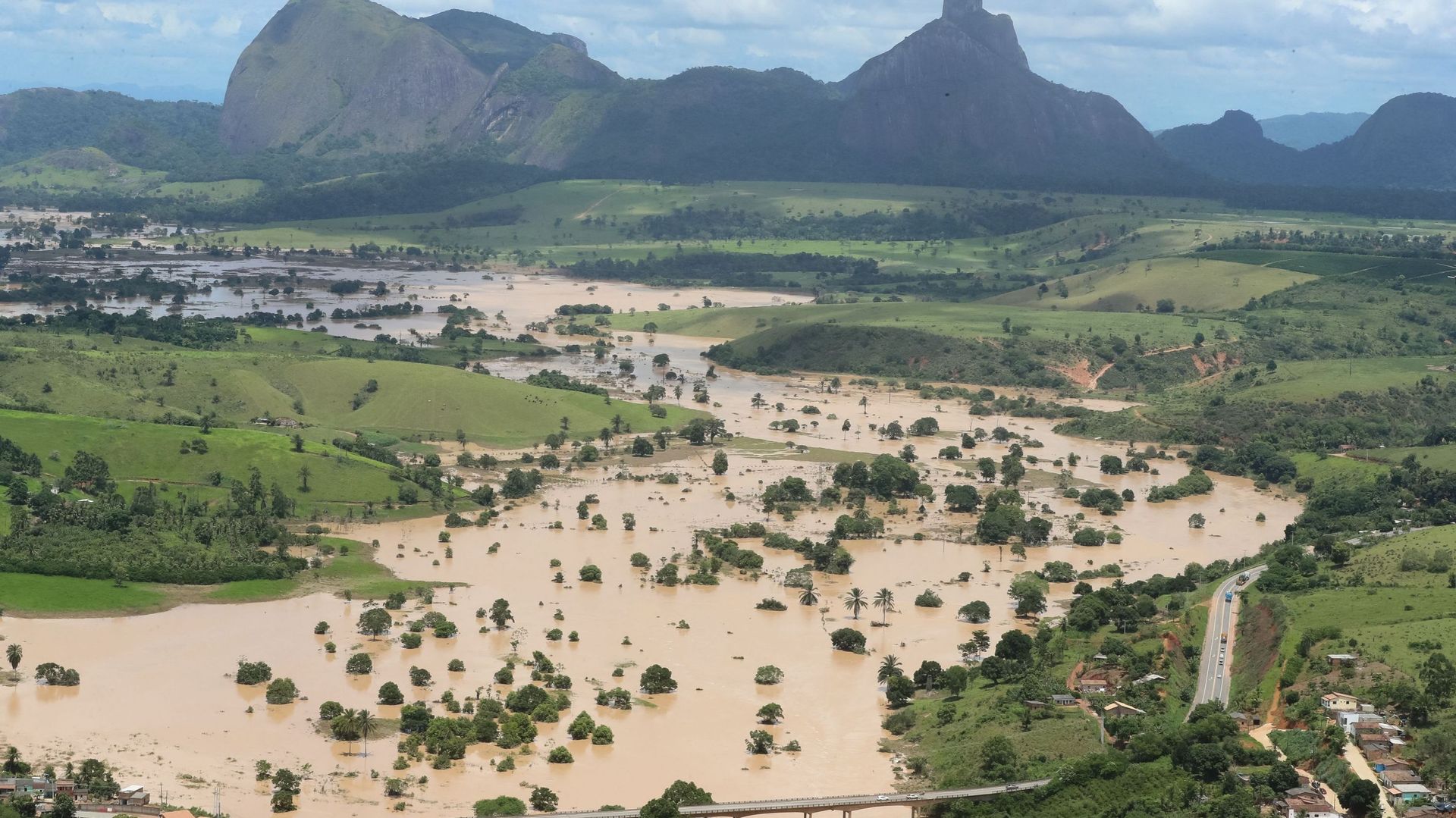 Zone inondée à Itamaraju, au sud de l'État de Bahia, au Brésil, après de fortes pluies, prise le 12 décembre 2021.