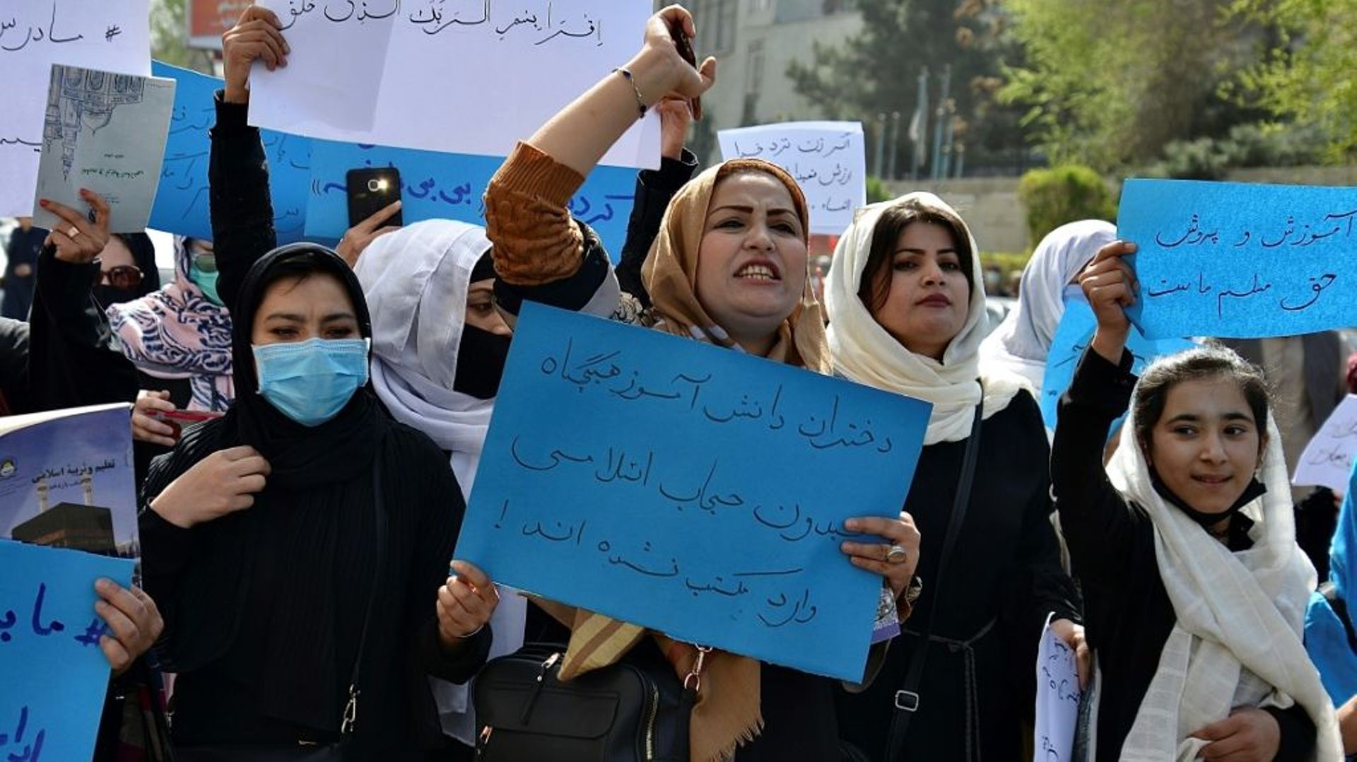 Des femmes et filles afghanes manifestent devant le ministère de l’Education à Kaboul le 26 mars 2022, pour demander la réouverture des collèges et lycées aux filles