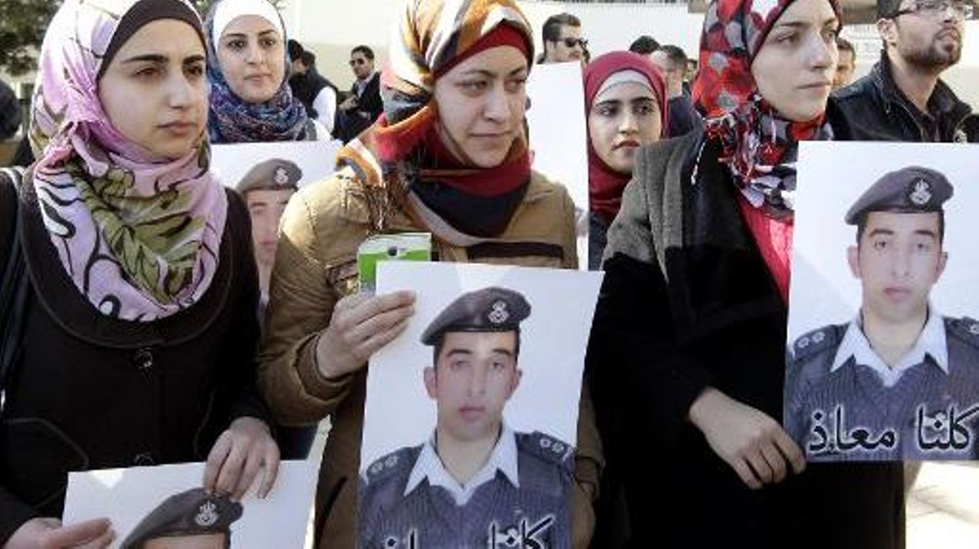 Anwar Tarawneh (c), la femme du pilote jordanien otage du groupe Etat islamique, participe à une manifestation pour la libération de son mari, le 3 février 2015 à Amman