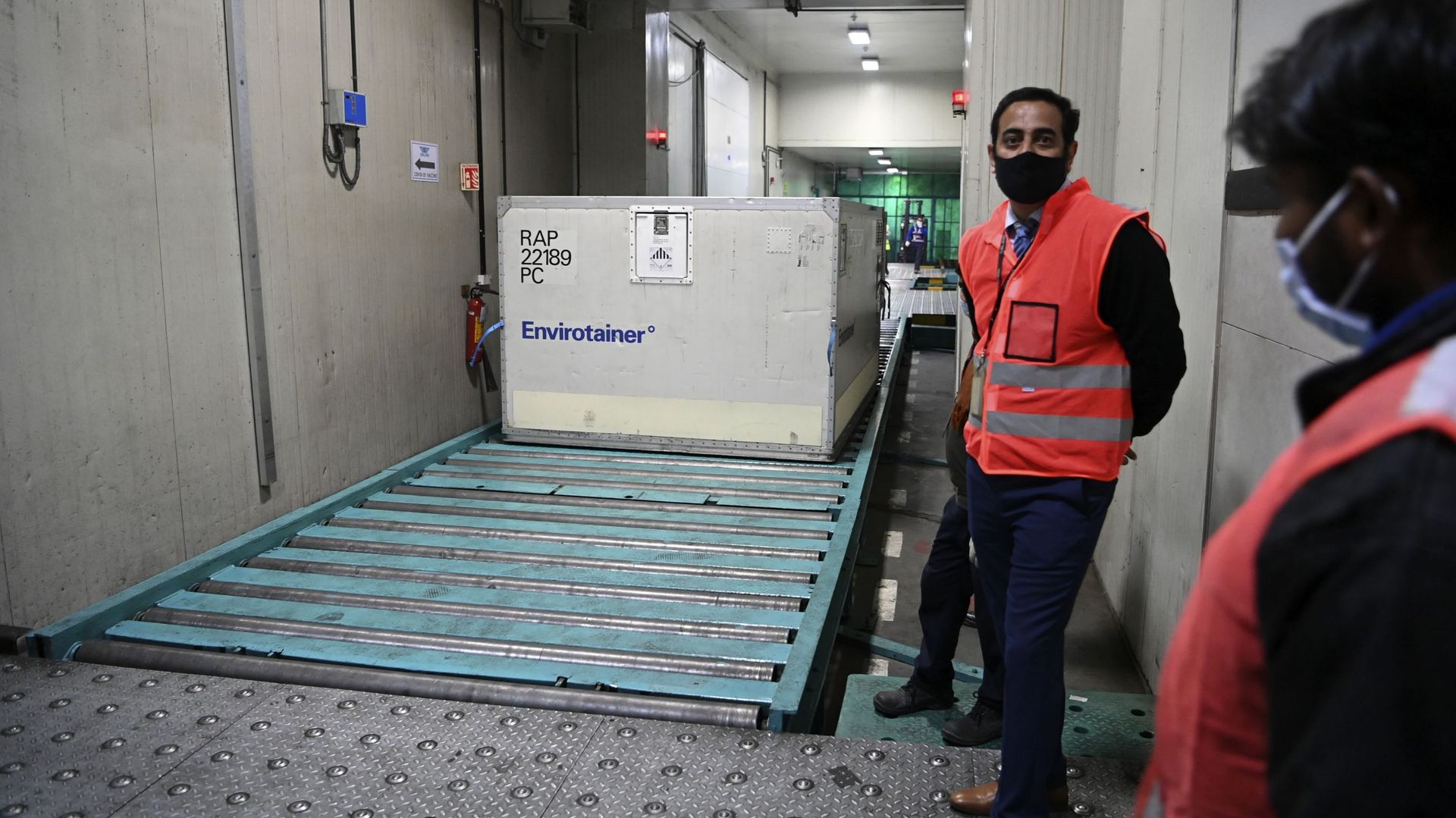 Inde : transport de doses de vaccin dans un conteneur réfrigéré