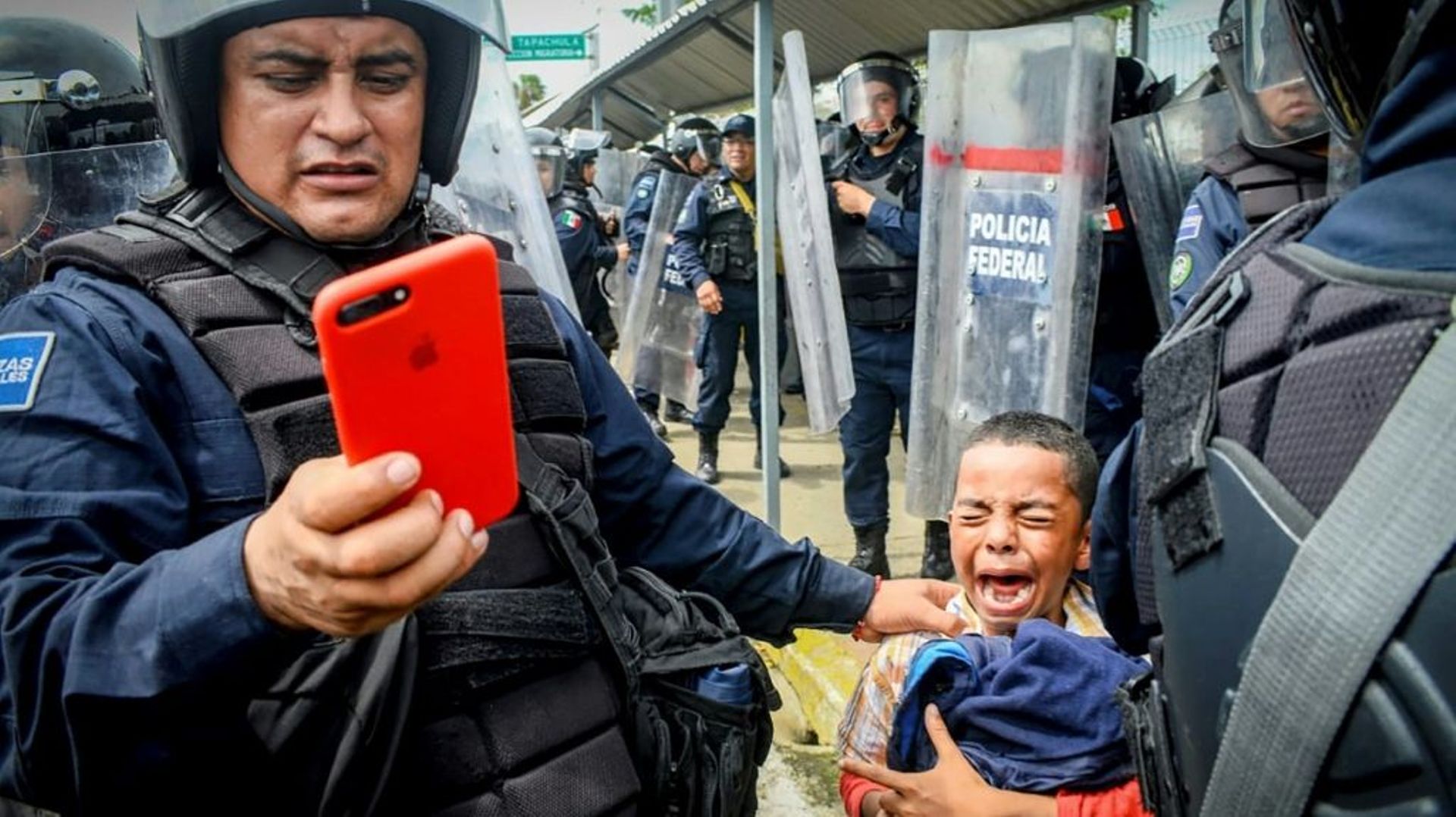 Des policiers mexicains dispersent un groupe de migrants originaires d'Amérique centrale à Tapachula, dans le sud du pays, le 12 octobre 2019