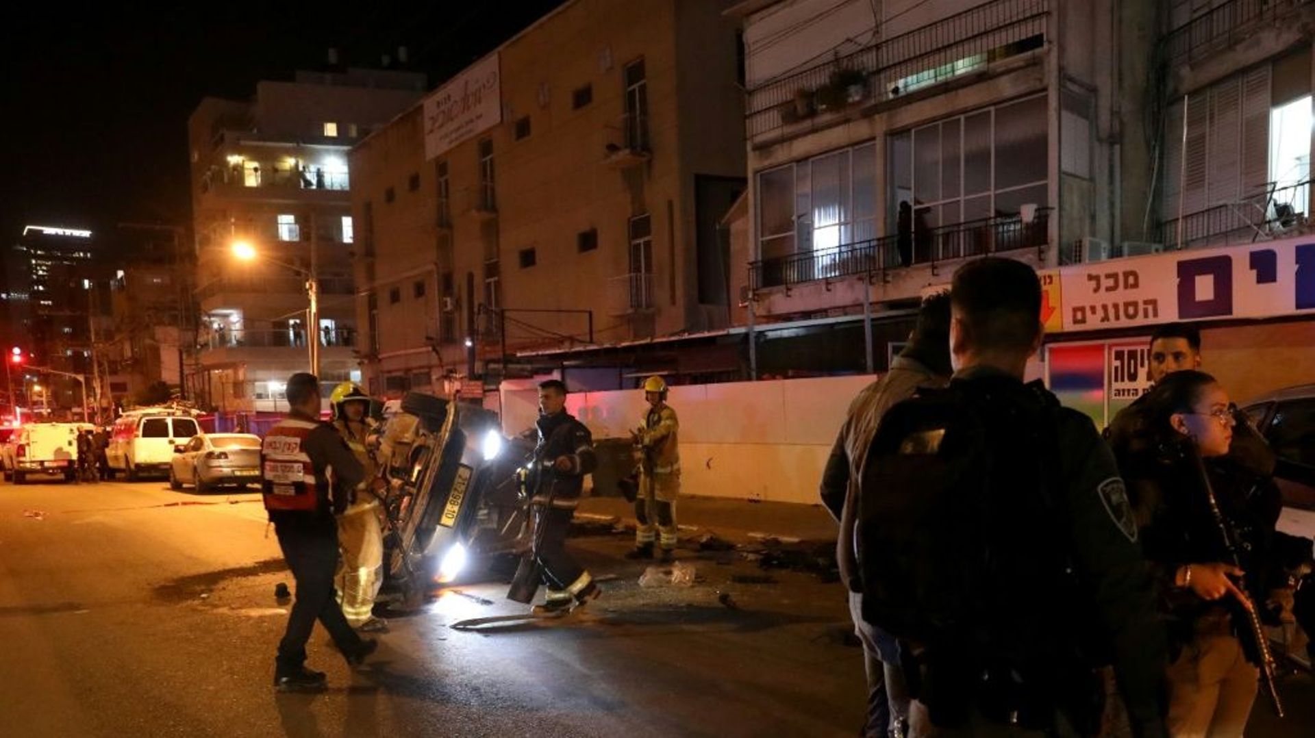 Un véhicule renversé sur les lieux d'une fusillade le 29 mars 2022 à Bnei Brak, à 7 km à l'est de Tel Aviv