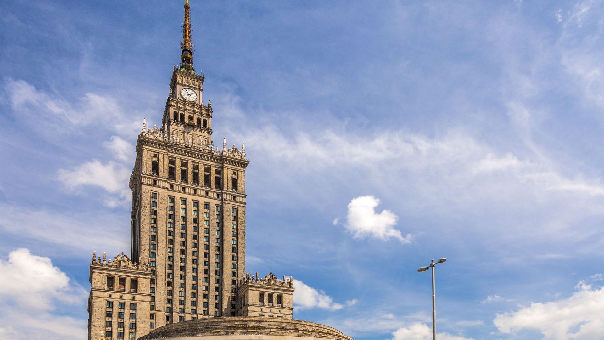 Pourquoi y a-t-il un gratte-ciel en plein milieu de Varsovie ?