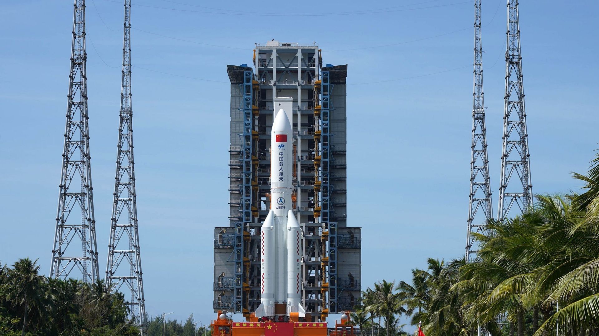 Le module expérimental Wentian et l'assemblage de la fusée porteuse longue portée 5B sont en transit, le 18 juillet 2022, sur le site de lancement spatial de Wenchang, Hainan, Chine.