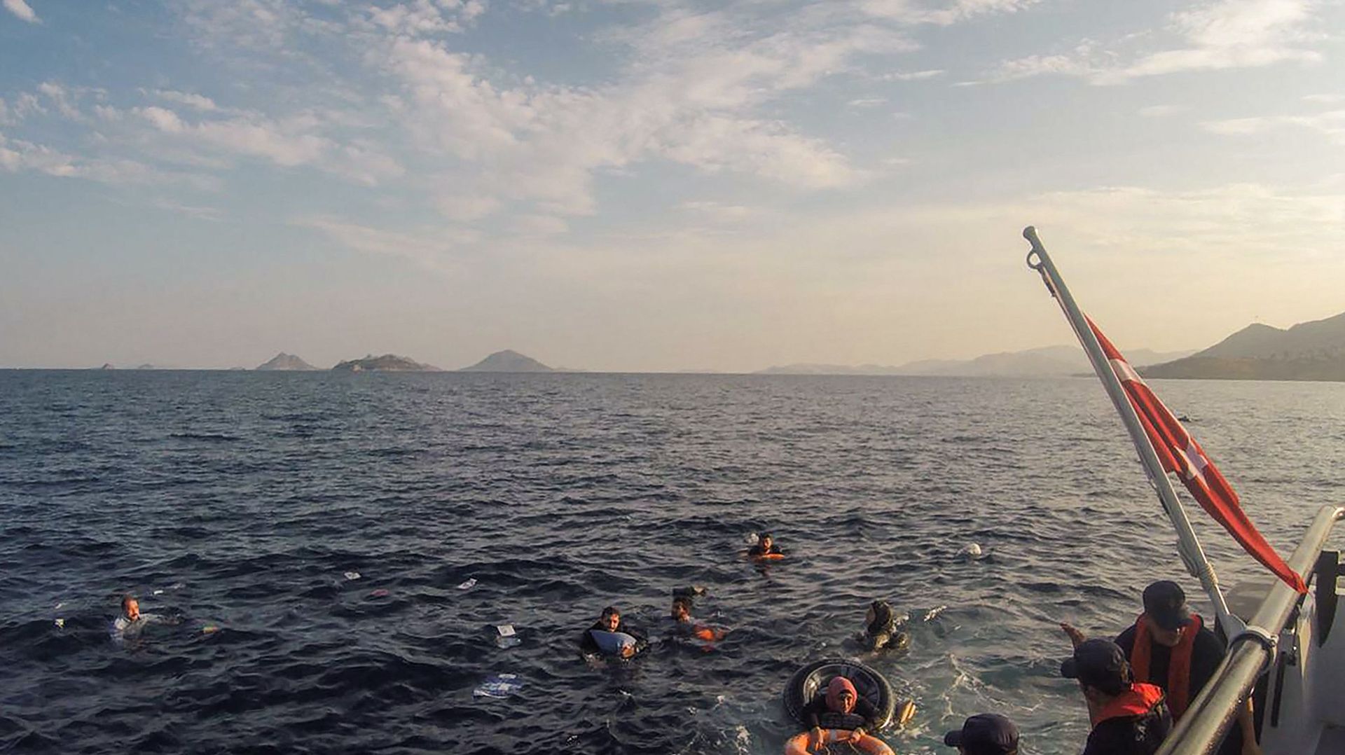 17 juin 2019, par les garde-côtes turcs montrent des migrants illégaux en train d'être secourus après le naufrage de leur bateau dans la mer Égée, au large des côtes du sud-ouest de la Turquie.  L'incident a eu lieu à quelques kilomètres (miles) de l'île 