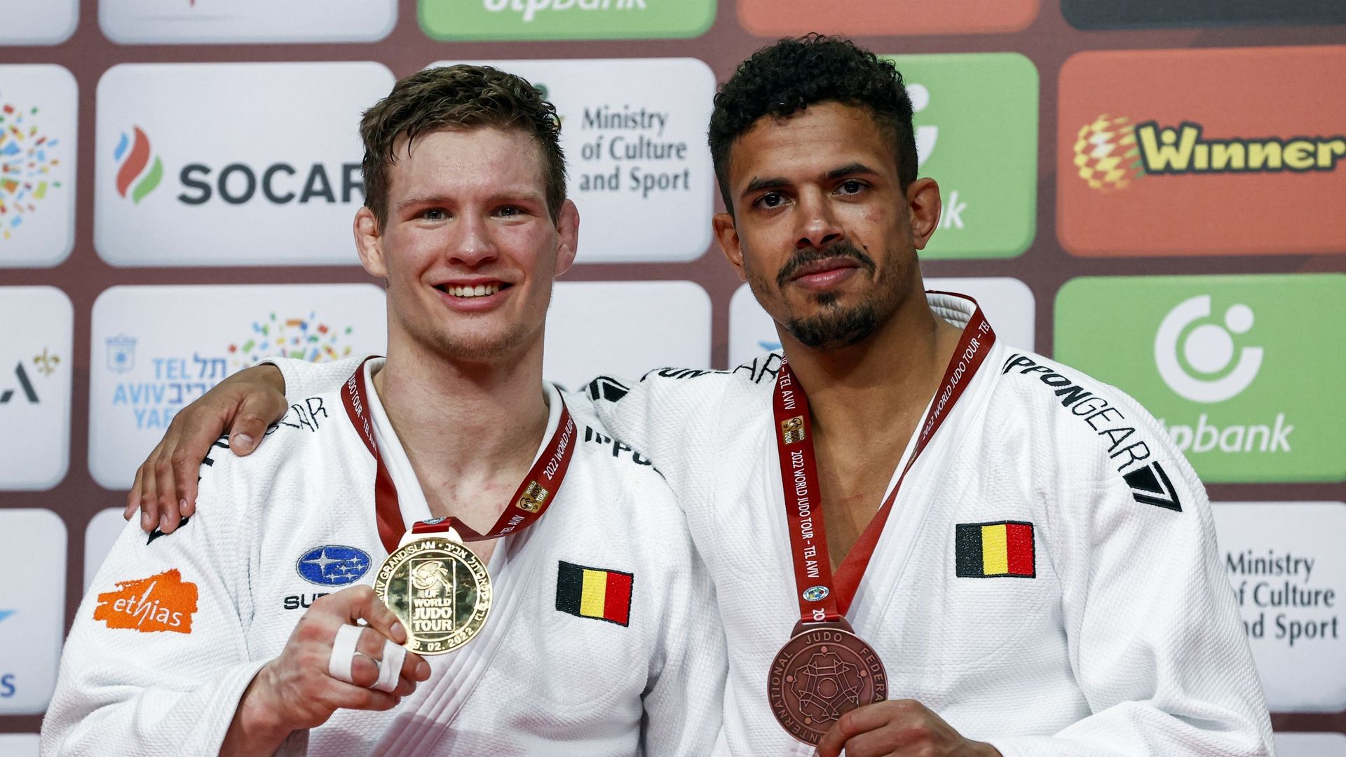 Matthias Casse et Sami Chouchi montrent leur médaille à l’Euro de Judo
