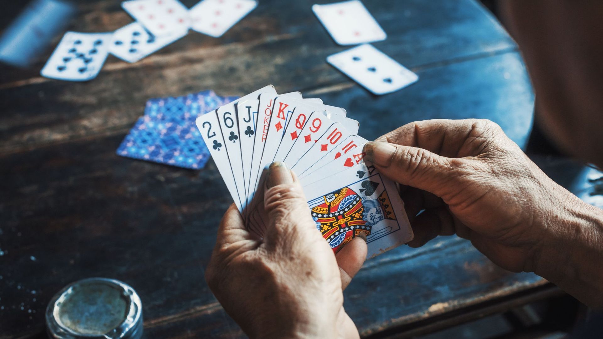 Deux cartes à jouer : le roi de carreau et le neuf de pique