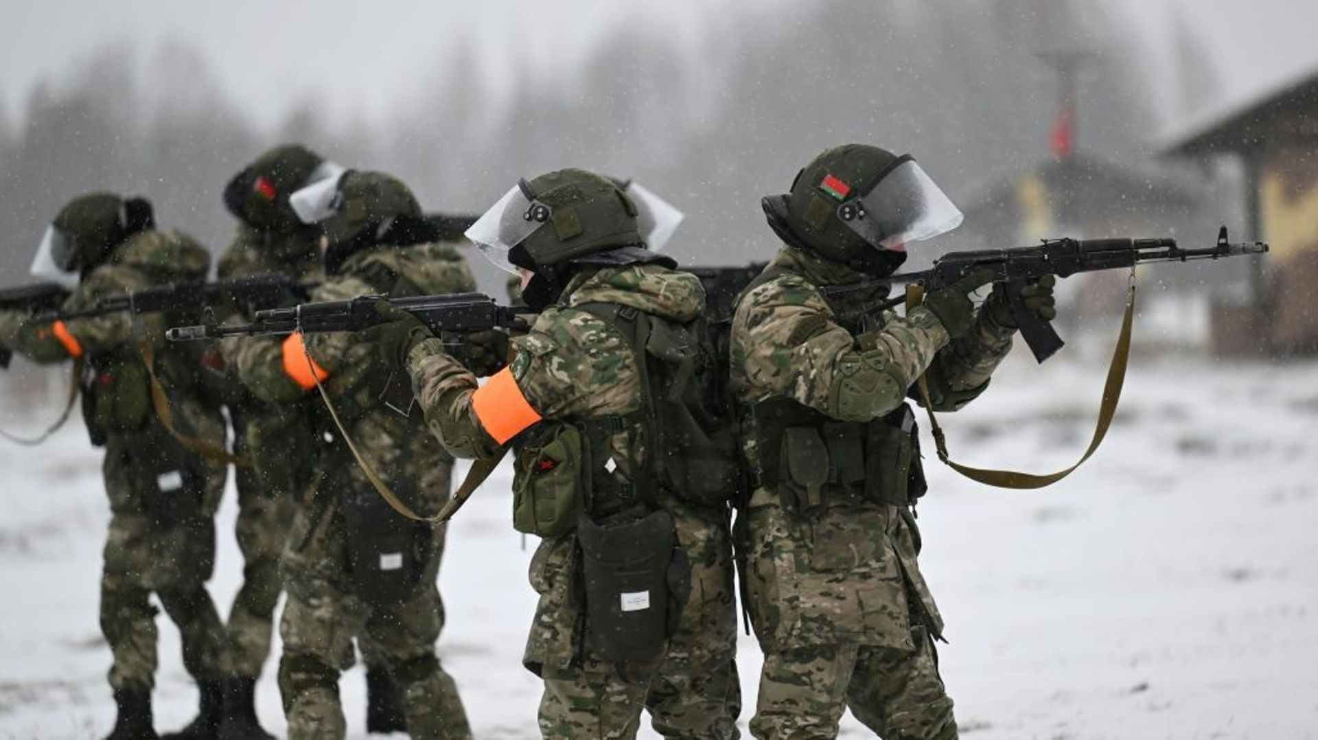 Des élèves de l'Académie militaire du Bélarus s'entraînent au combat dans le  camp de Belaïa Louja, près de Jodino, dans la région de Minsk, le 17 février 2023