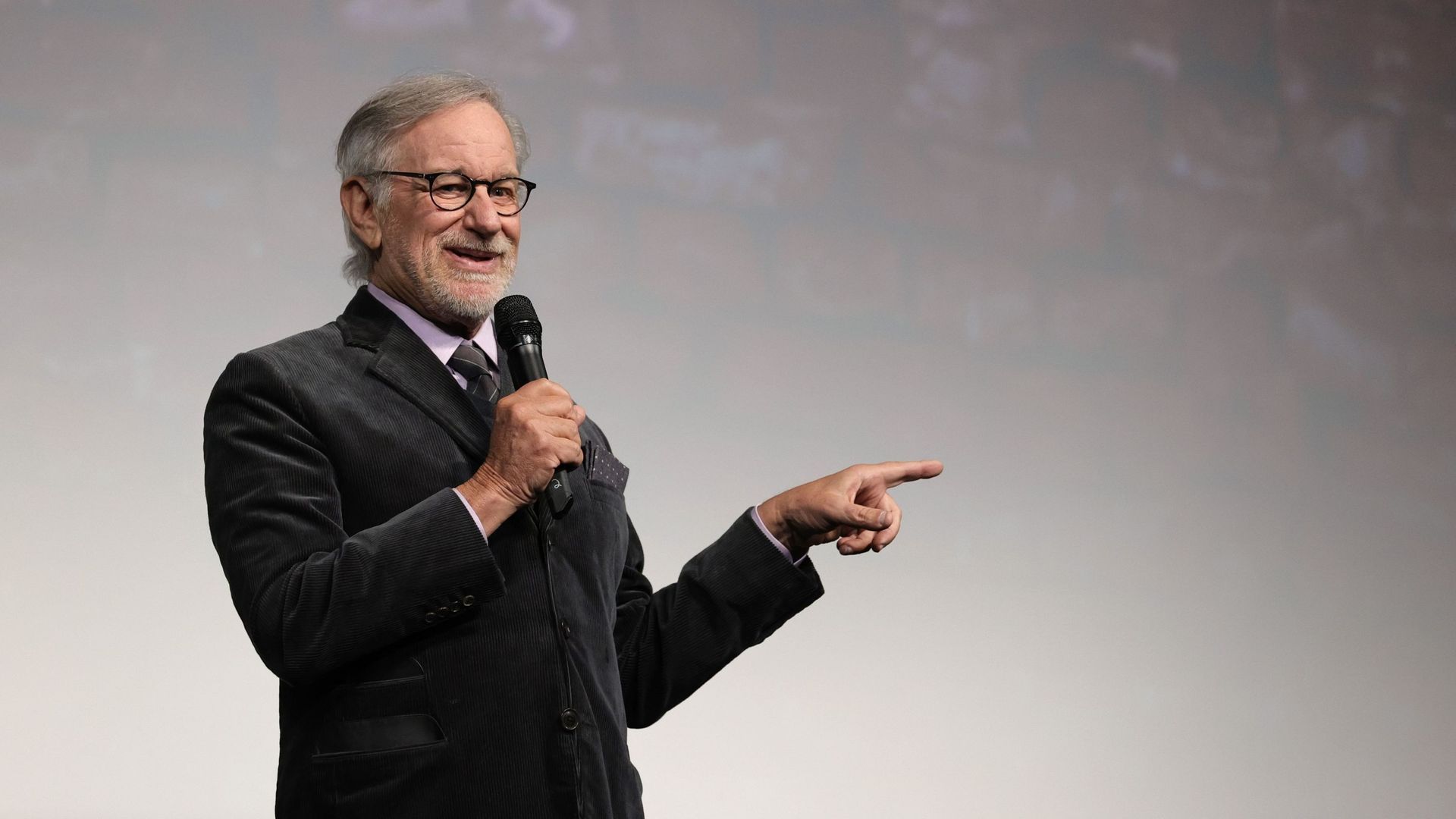 Steven Spielberg prend la parole lors de la première new-yorkaise de West Side Story le 29 novembre 2021 à New York.