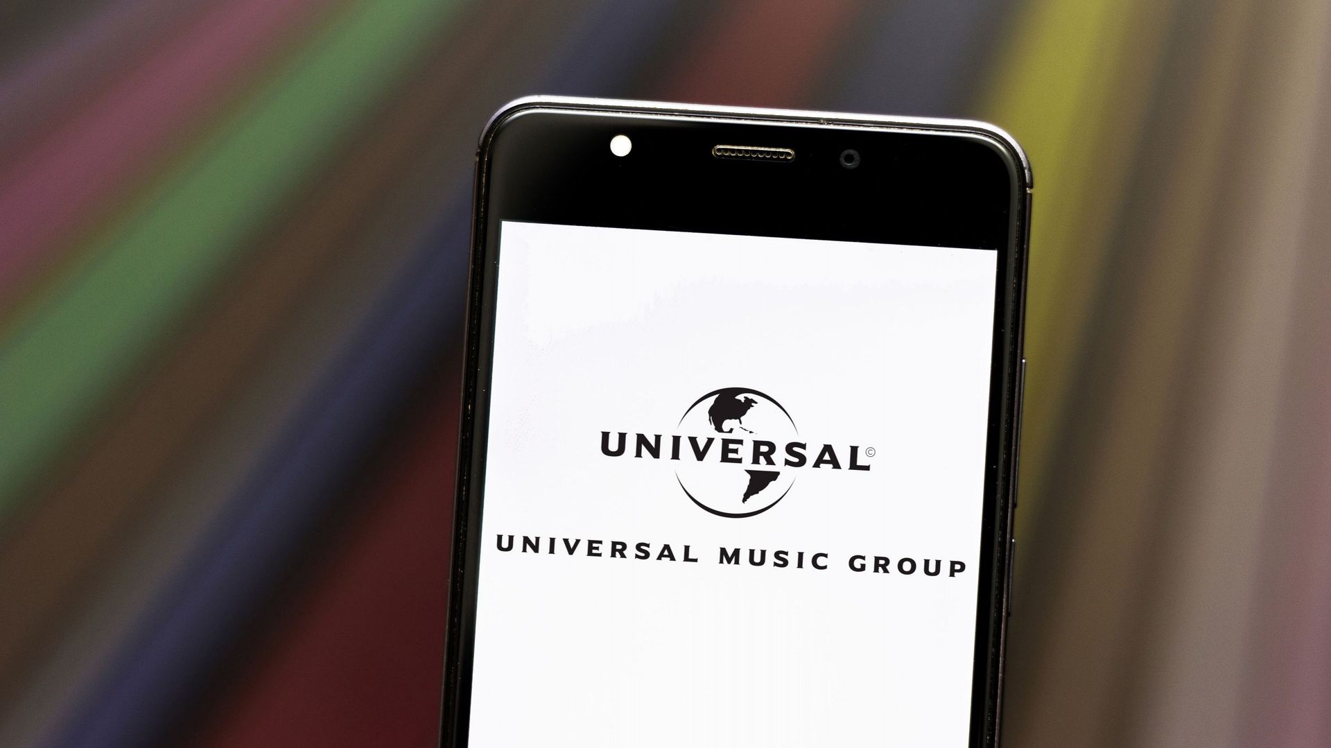 Le logo d’Universal Music Group affiché sur un smartphone.