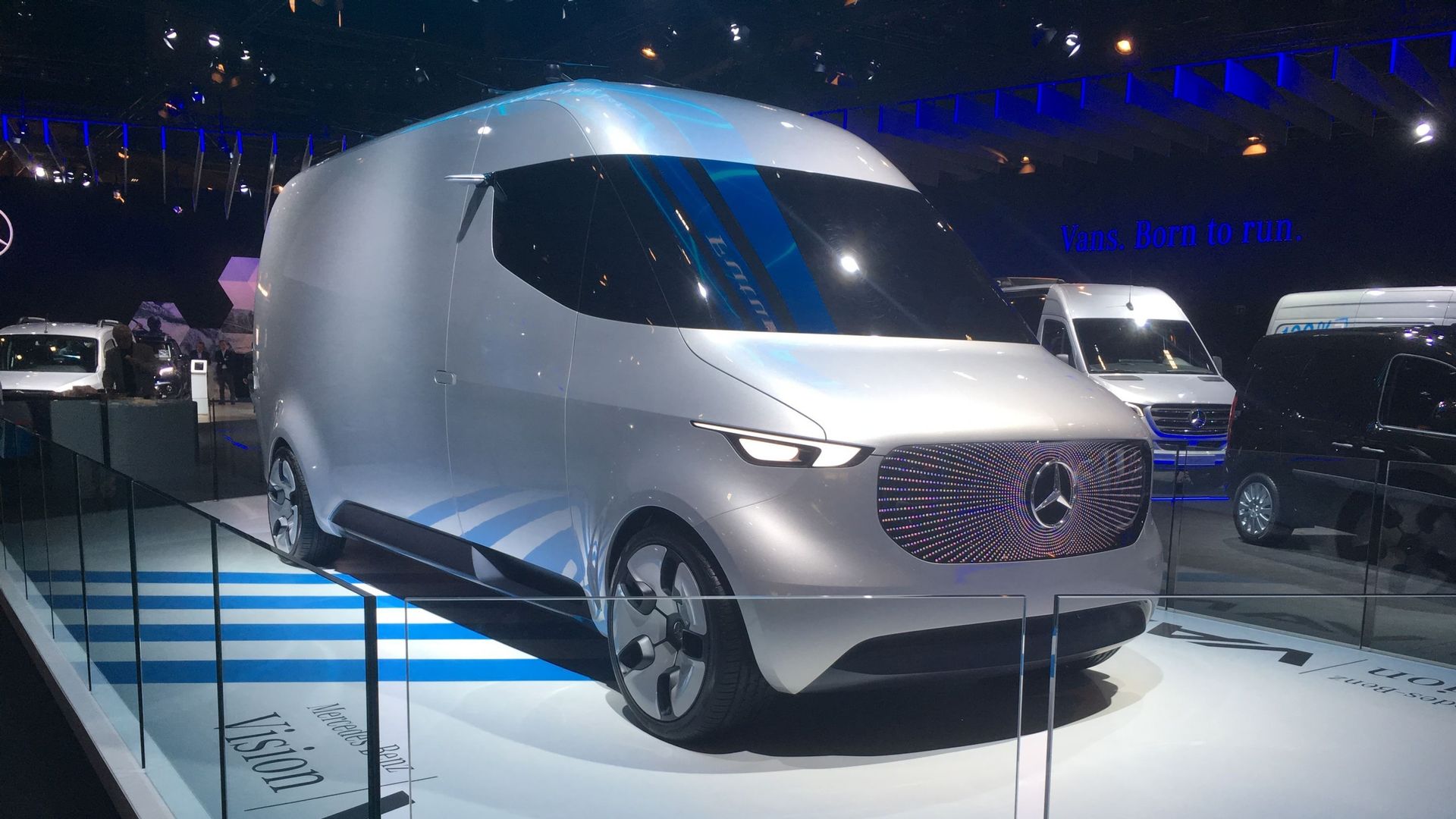 Avec le Vision Van, Mercedez-Benz expérimente la livraison à domicile de demain.