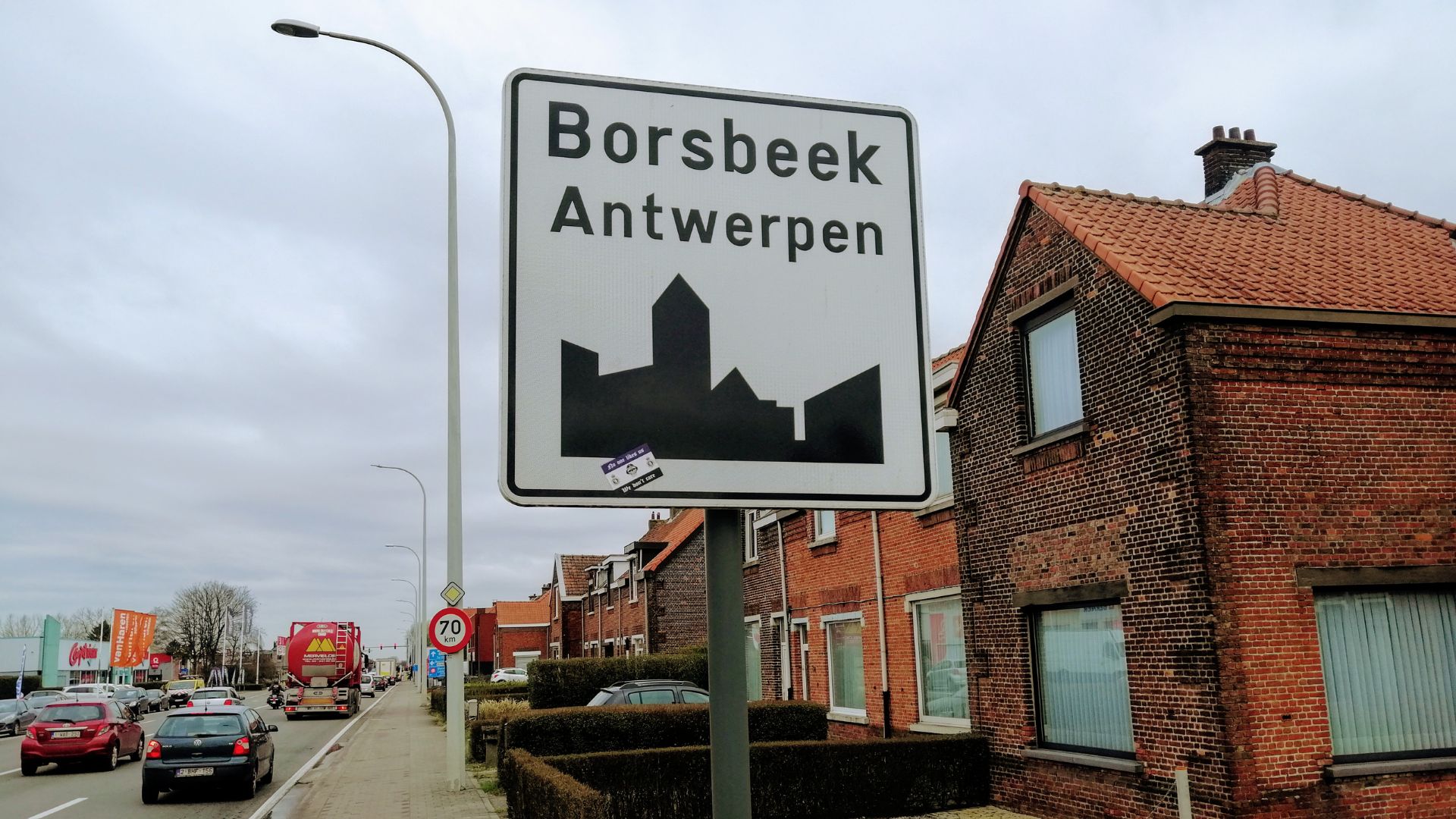 Borsbeek est un village de 11.000 habitants traversé par une grand-route. D’un côté, il y a la ville. De l’autre, le vert avec le fort 3 entouré d’un parc et d’eau.