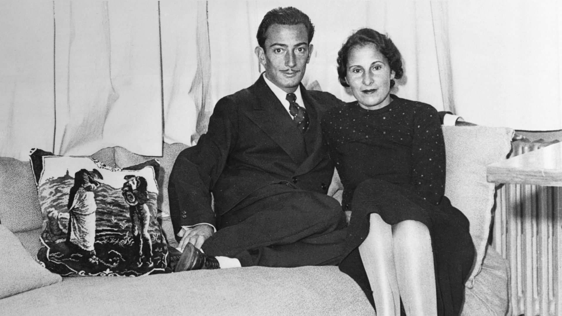 Salvador Dali et Gala, son amour de toujours, dans le studio parisien de Dali en 1934. Gala était mariée au poète Paul Eluard lorsque cette photo a été prise. Après s’être rencontrés en 1929, Dali a finalement persuadé Gala de l’épouser en 1958.