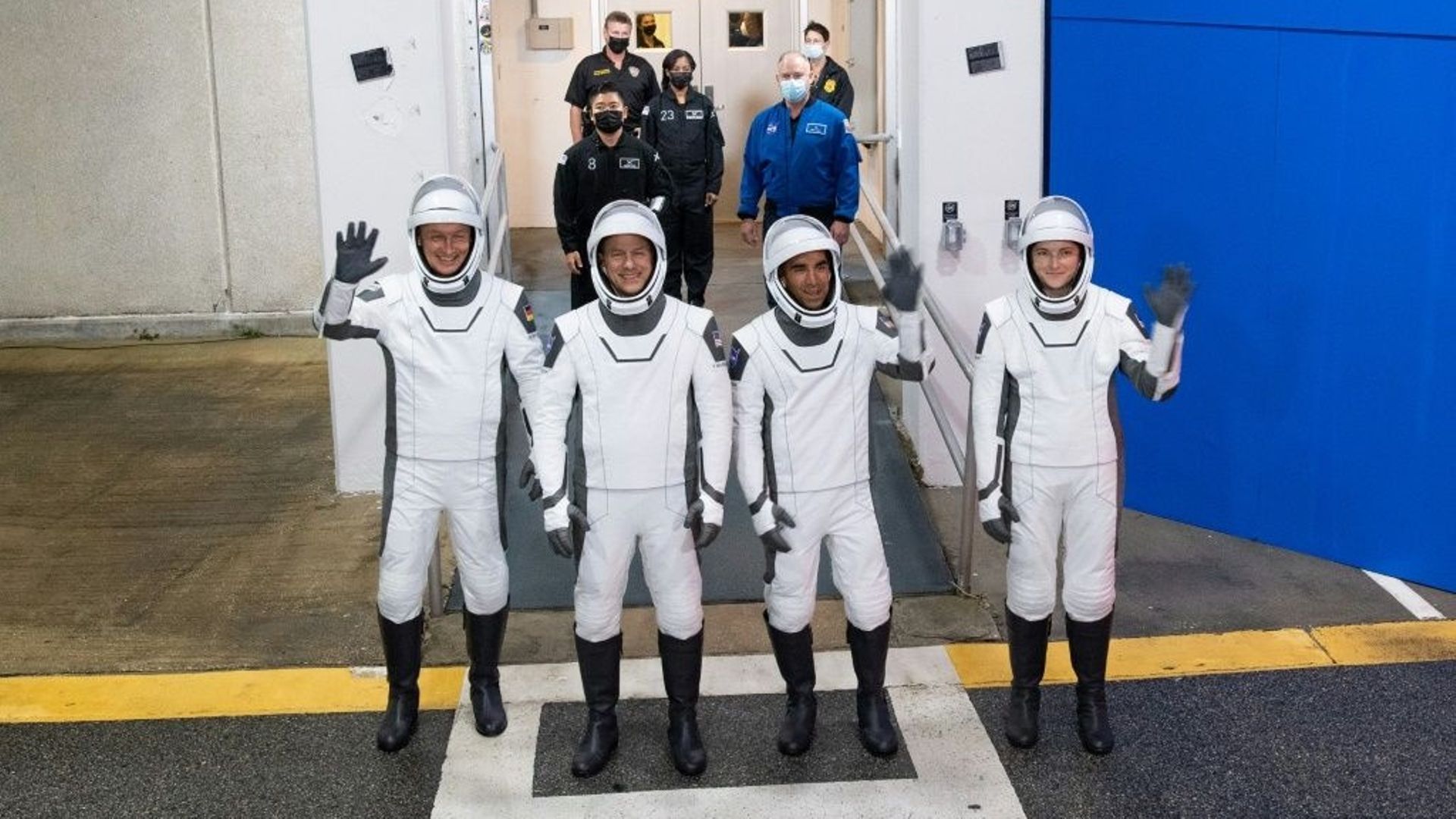 Les astronautes Matthias Maurer, Tom Marshburn, Raja Chari et Kayla Barron de la mission Crew-3, dans leurs combinaisons SpaceX, lors d’une répétition du vol qui doit décoller pour l’ISS ce 10 novembre
