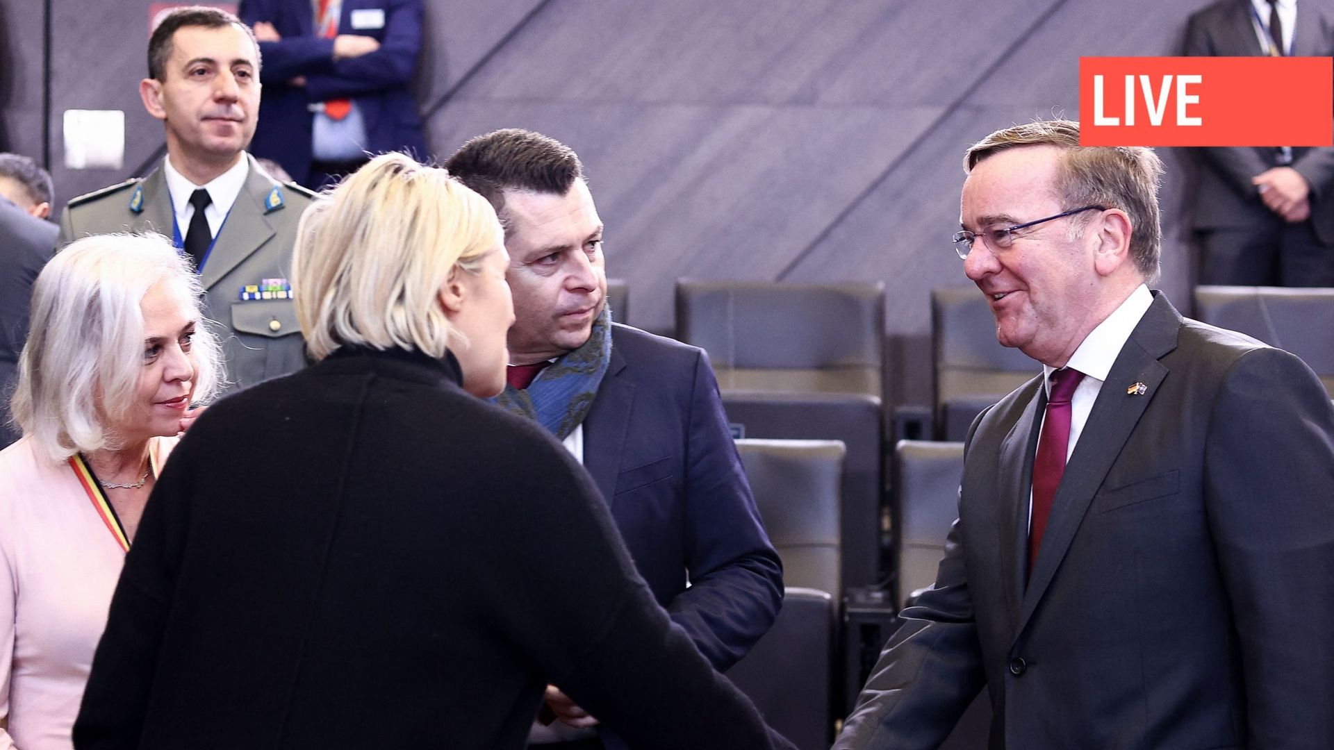 Le ministre allemand de la Défense Boris Pistorius (à droite) accueille la ministre belge de la Défense Ludivine Dedonder (2ème à gauche) alors qu'ils arrivent pour une réunion des ministres de la Défense de l'alliance au siège de l'OTAN à Bruxelles, le 1
