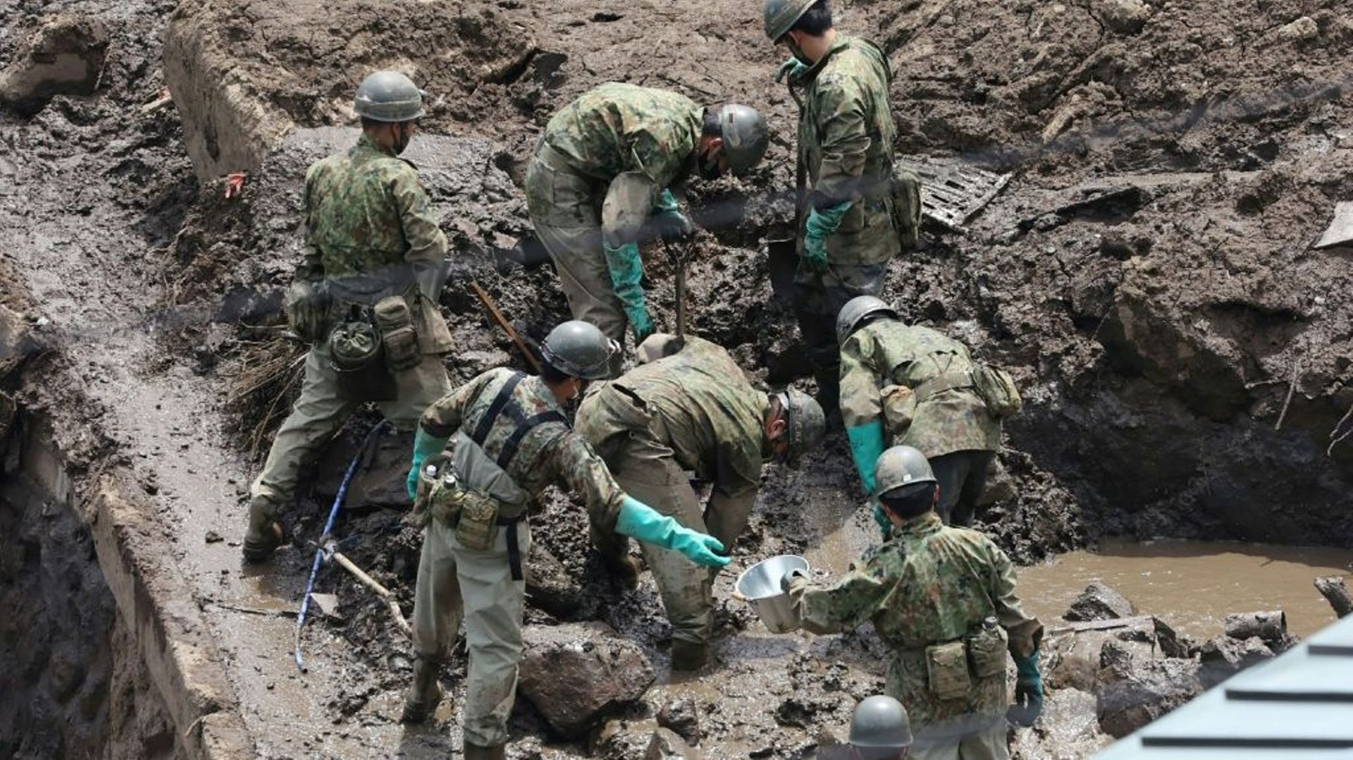 Recherche de survivants après une coulée de boue, le 10 juillet 2021 à Atami, au Japon