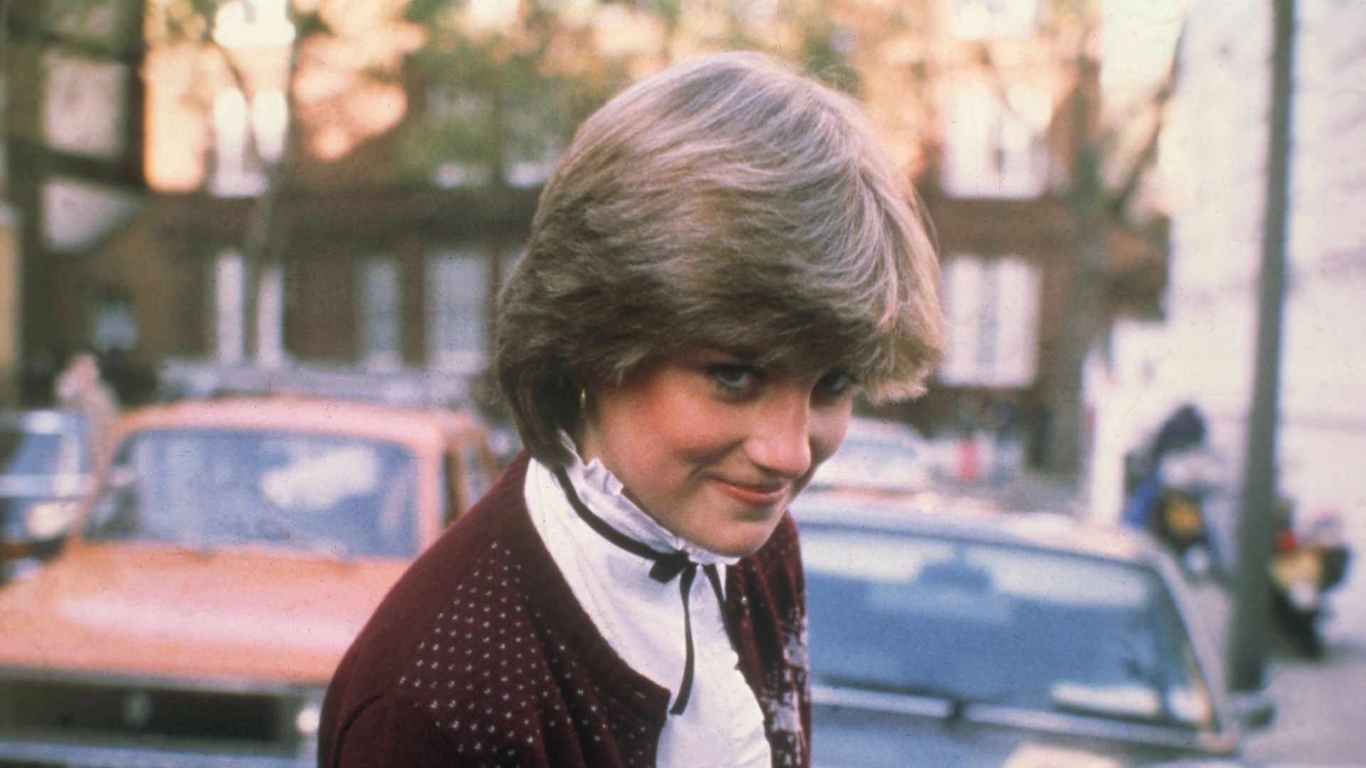 Lady Diana Spencer (1961 - 1997, à l’époque "fiancée" du prince de Galles, quittant son appartement à Coleherne Court, Londres, le 12 novembre 1980.