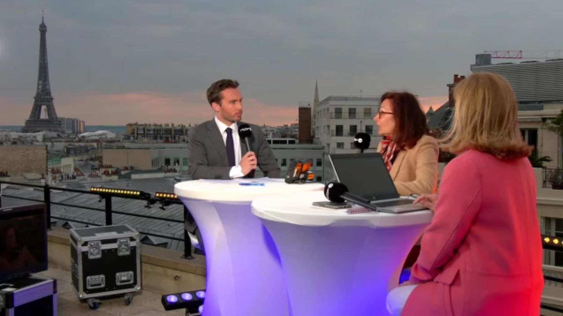 Le plateau du journal télévisé de la RTBF s’est installé à Paris avec vue sur la Tour Eiffel.
