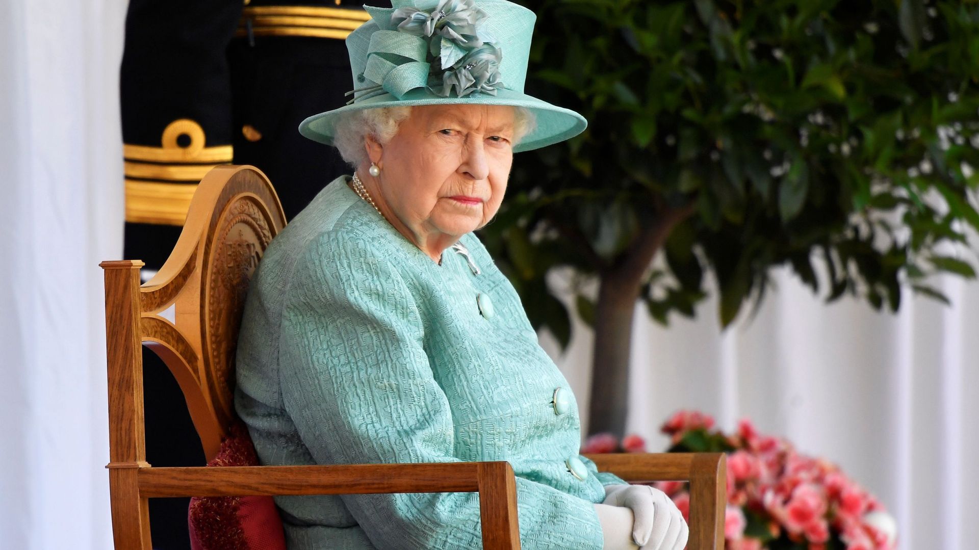 Elisabeth II annule son voyage, forcée par ses médecins de rester alitée