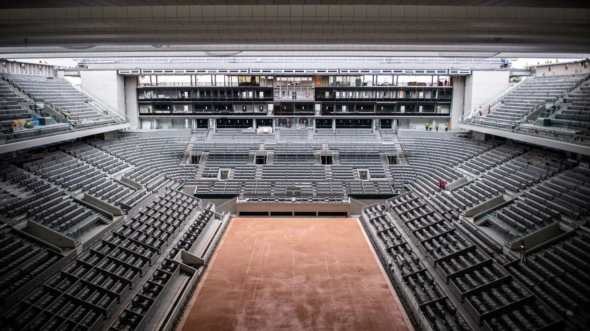 Dalla terra battuta al parquet: la splendida trasformazione del campo centrale tre giorni dopo la fine del Roland Garros