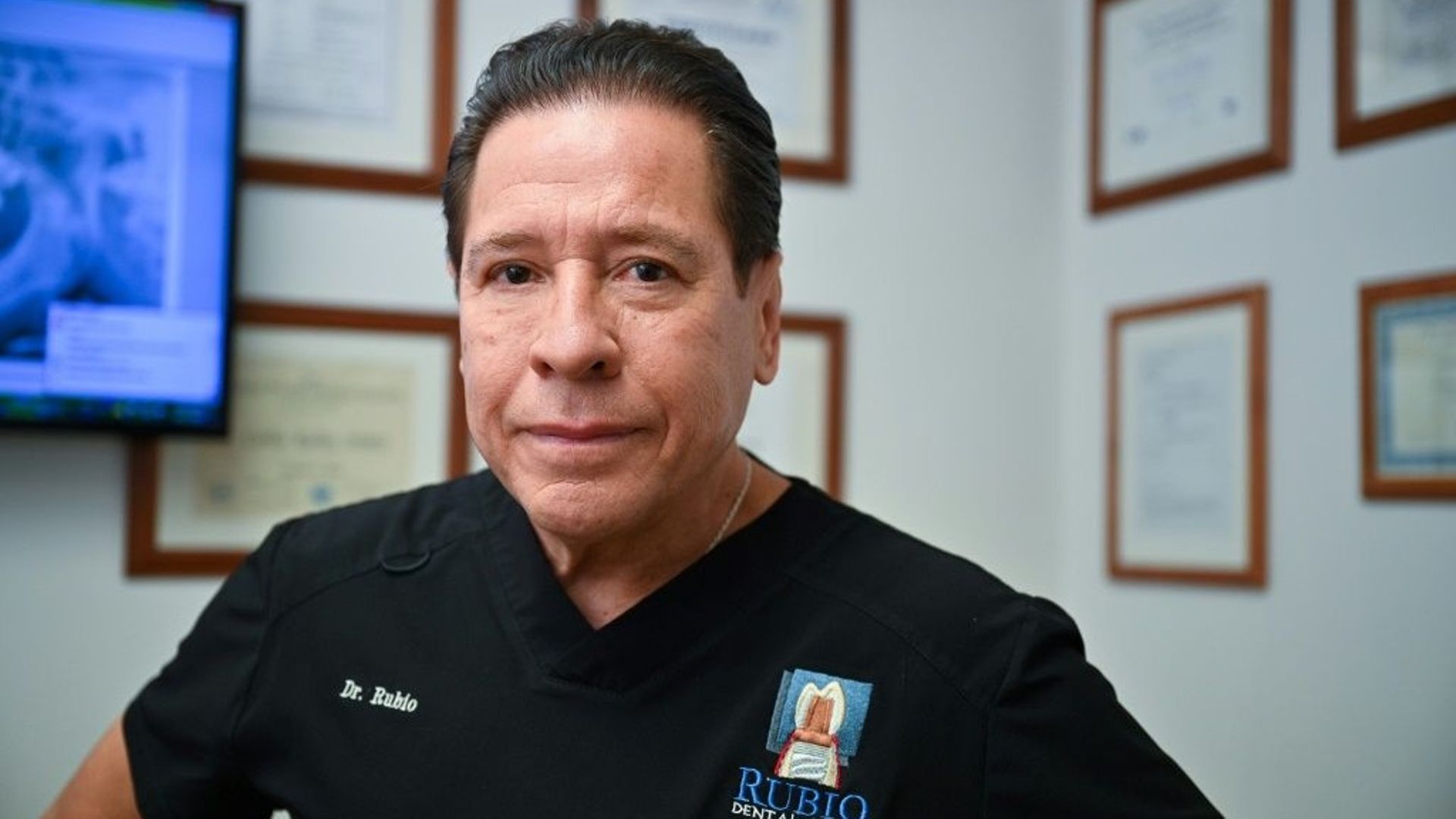 Le dentiste Carlos Rubio dans son cabinet à Los Algodones, le 11 avril 2023 au Mexique.