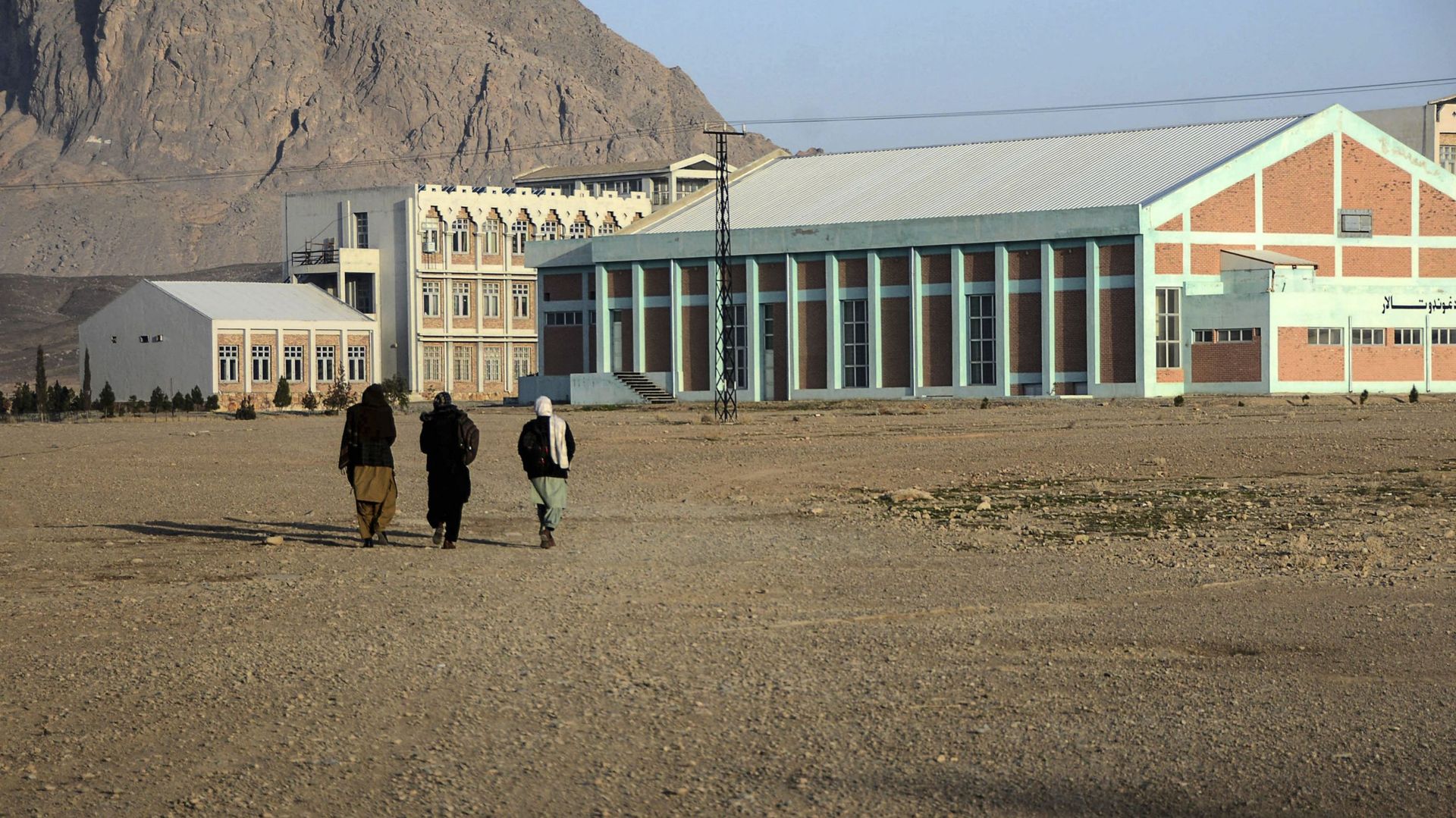 Des étudiants marchent dans la cour de l’université de Kandahar alors que les talibans ont rouvert les universités publiques dans certaines provinces, à Kandahar, le 2 février 2022