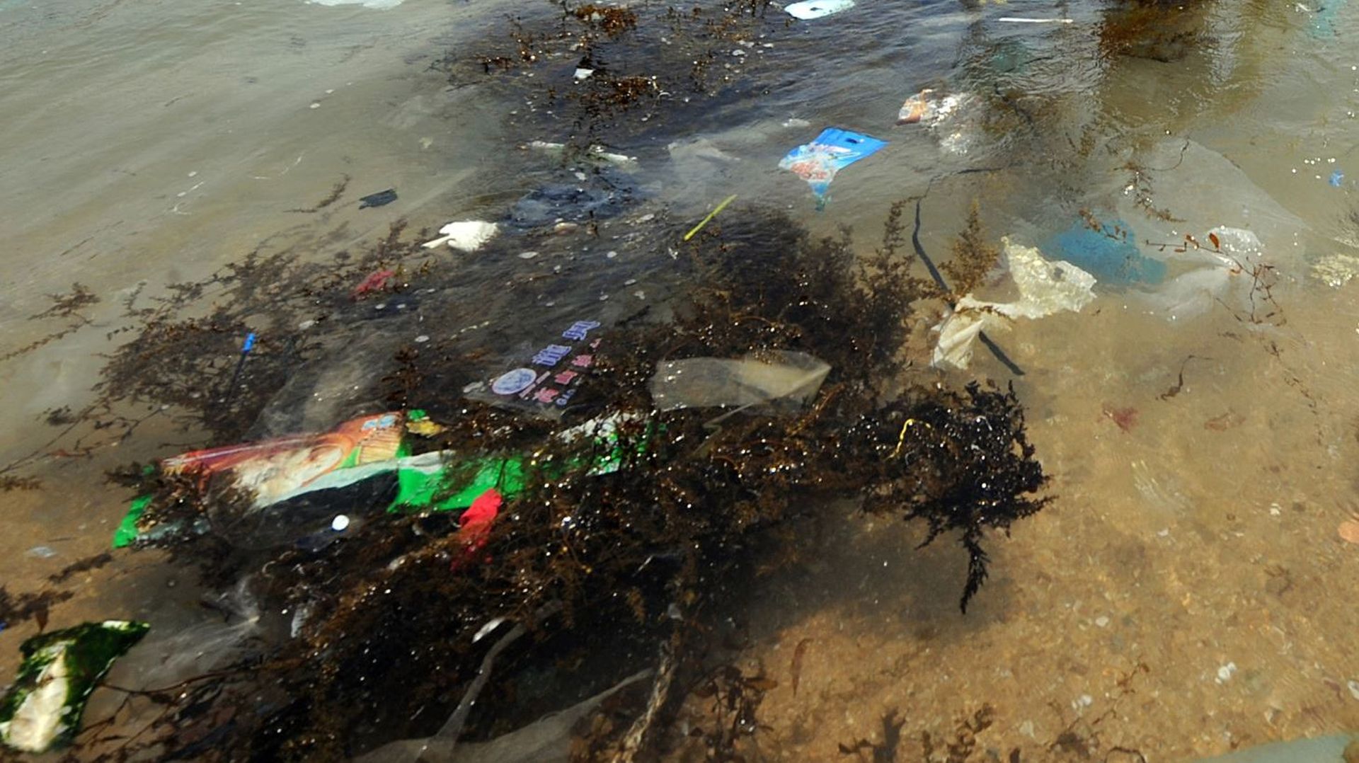 Les océans pollués par des particules de plastique, issus des pneus et des vêtements