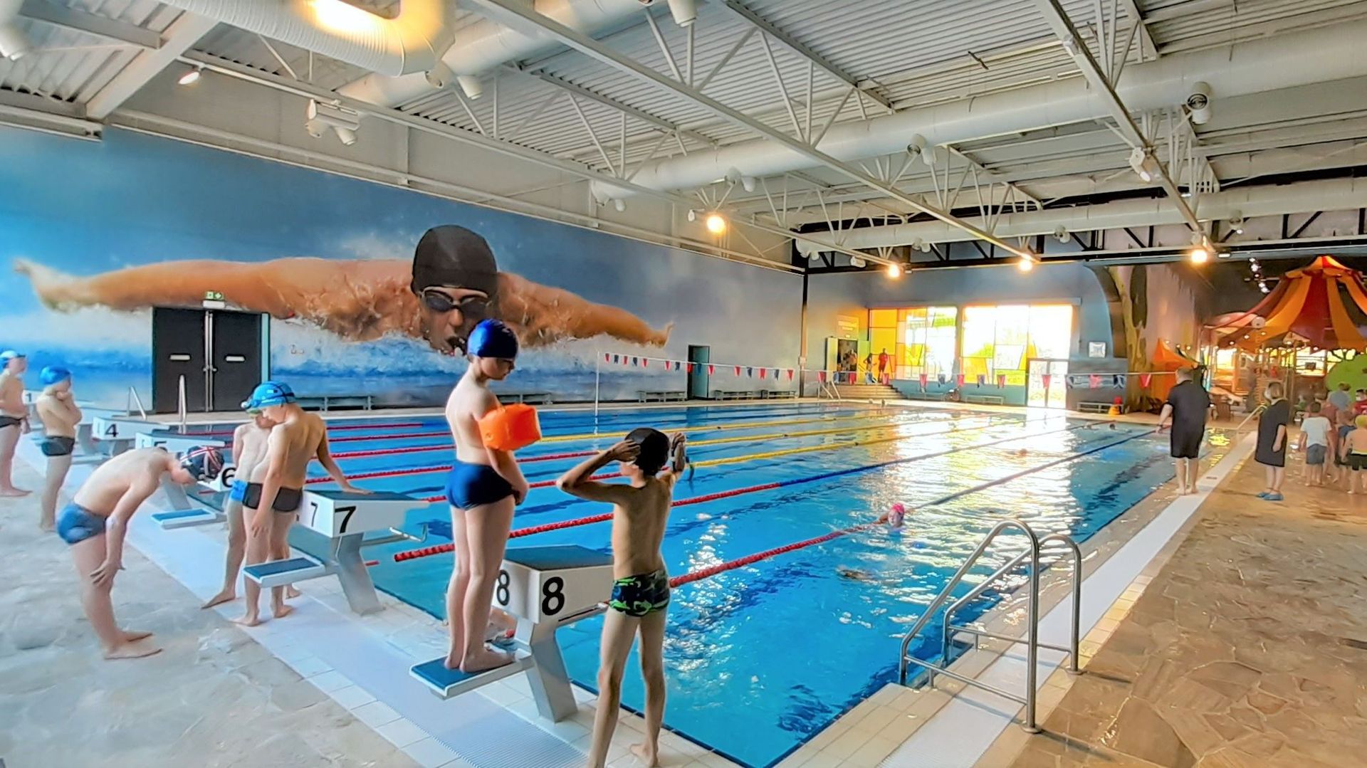 Les piscines du parc aquatique accueillent les élèves de Hannut et de Landen pour leurs leçons de natation.