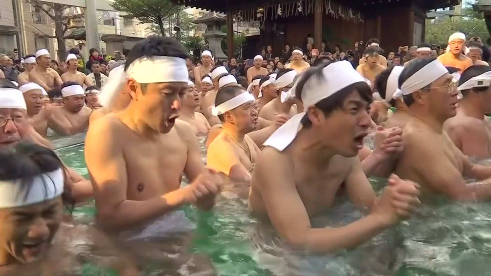 Japon: un bain glacé pour purifier son âme