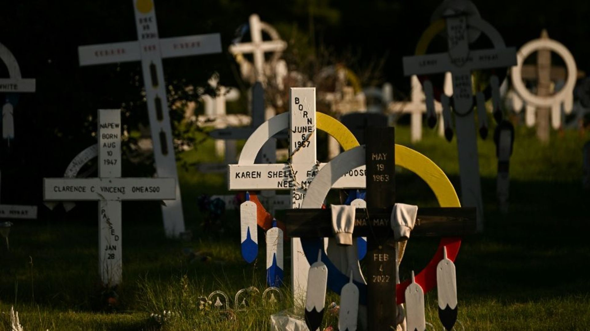 Des tombes au cimetière d’Ermineski, près de l’ancien pensionnat d’enfants autochtones, le 23 juillet 2022, au Canada