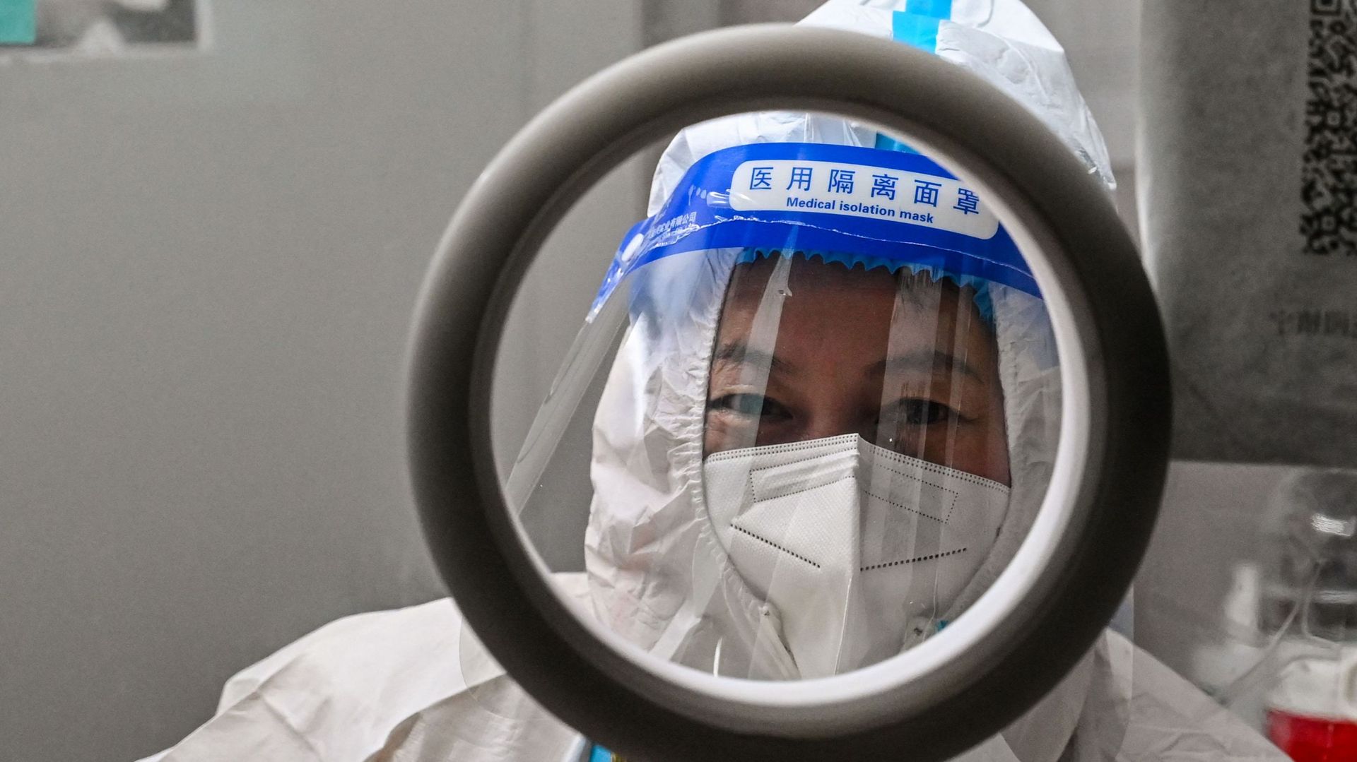 Un agent de santé attend que les gens fassent des prélèvements pour tester le coronavirus Covid-19 dans le quartier de Jing’an à Shanghai, le 23 décembre 2022 (illustration)