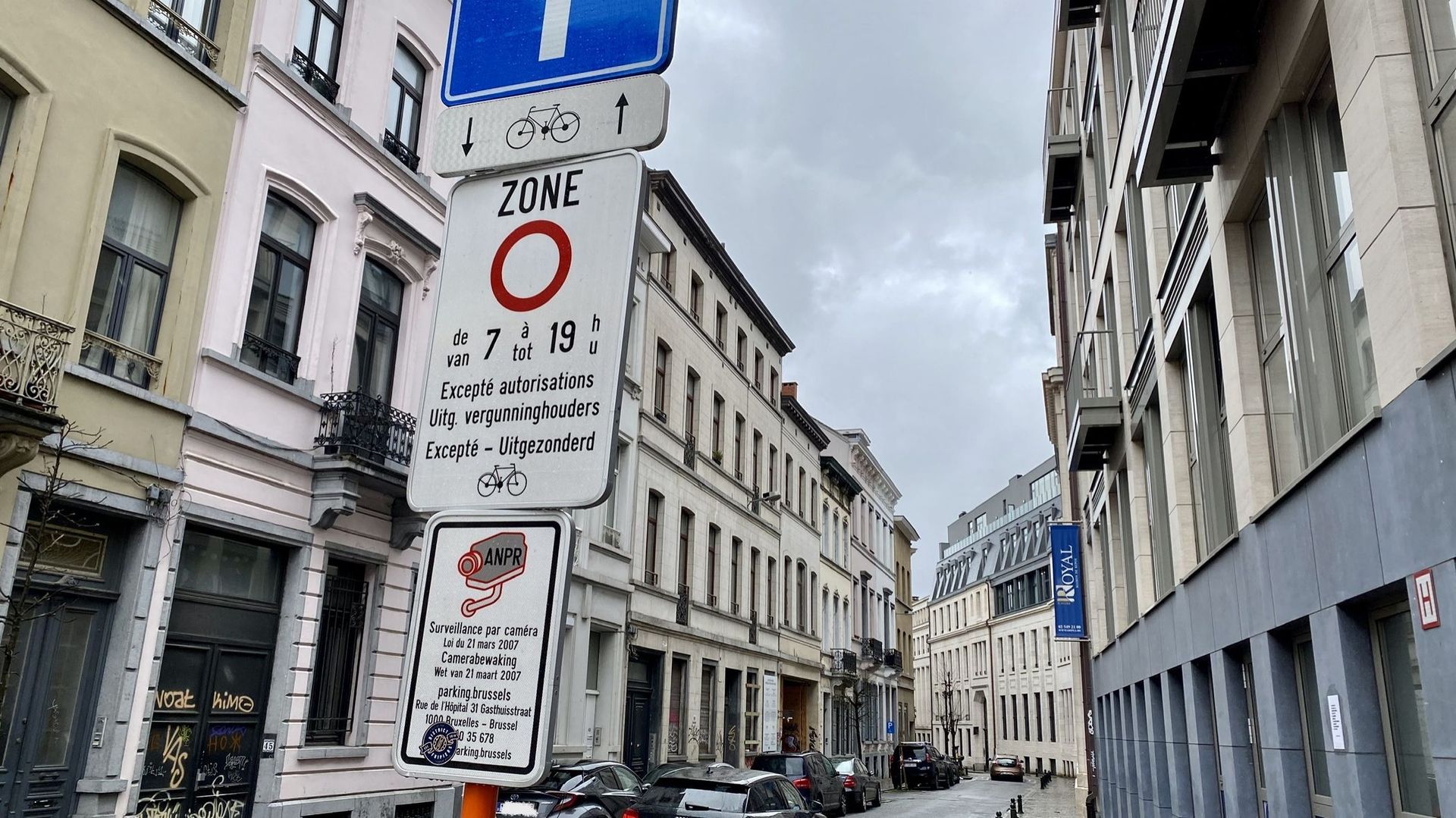 Comme ici, rue du Prince Royal, même si un panneau (le rond blanc sur fond rouge) interdit l'accès entre 7h et 19h tous les jours, pas mal de voitures le franchissent chaque jour et se font alors flasher par des caméras situées un peu plus loin 