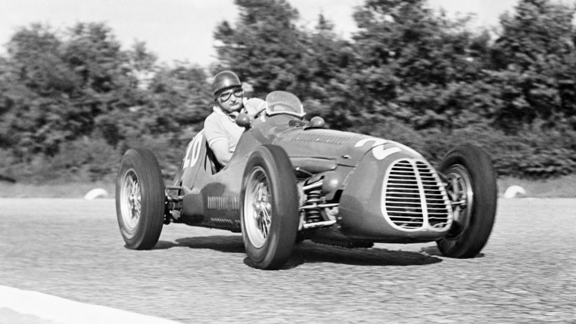 Le pilote italien Alberto Ascari au volant de sa Ferrari au GP de Monza, le 11 septembre 1952.
