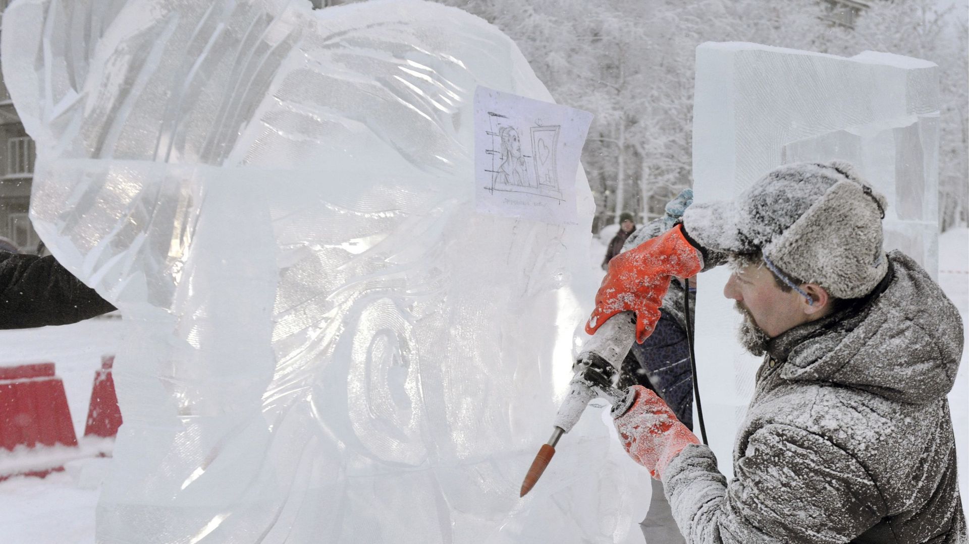 Une gigantesque sculpture de glace à Nimy