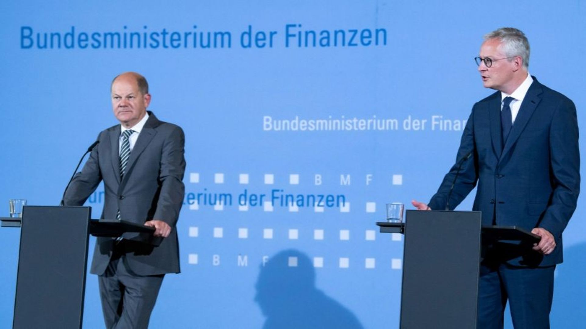 Le ministre français de l'Economie Bruno Le Maire (à droite) et son homologue allemand Olaf Scholz (à gauche) lors d'une conférence de presse à Berlin le 22 juin 2020