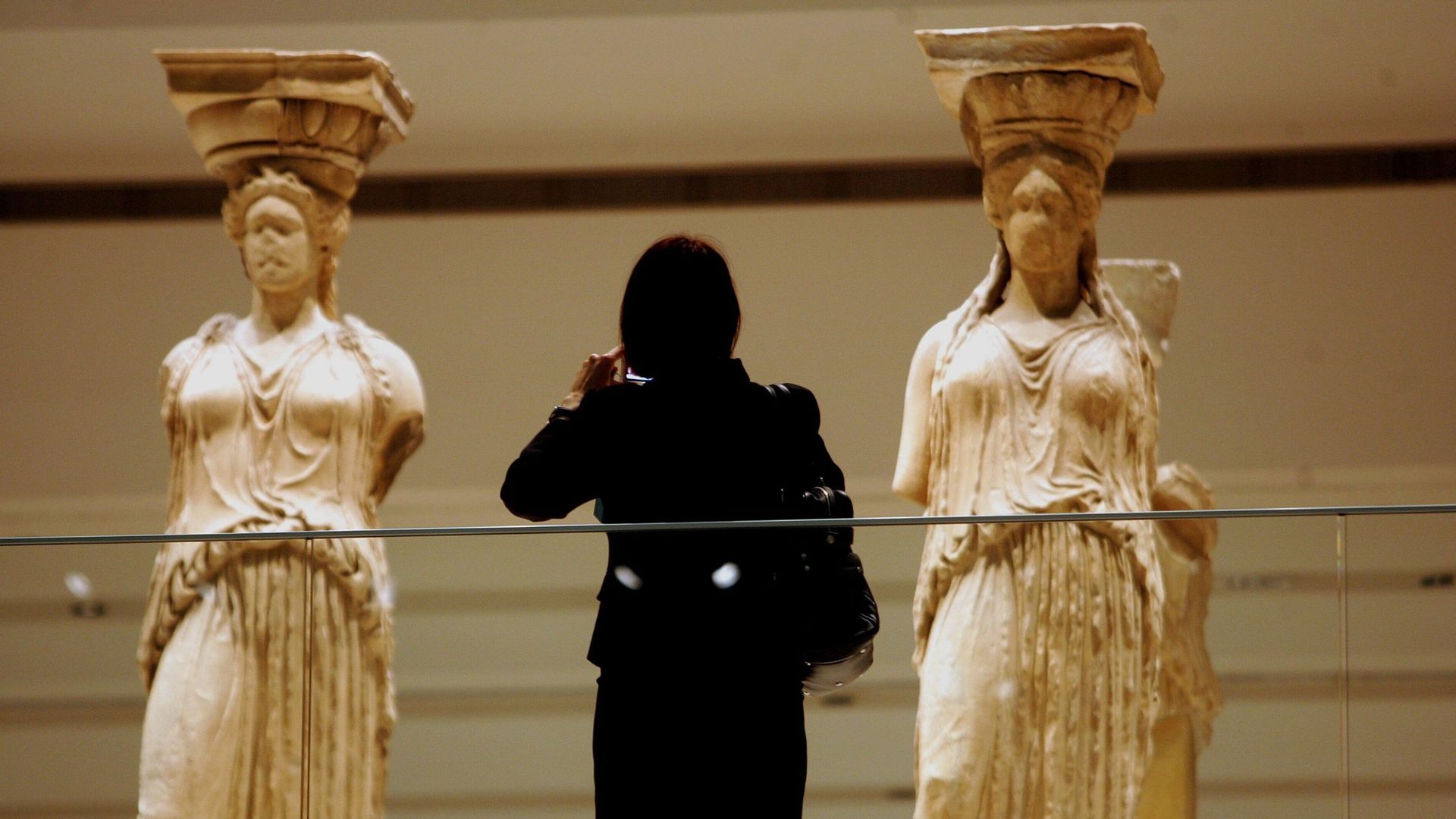 Cariatides au musée de l'Acropole, à Athènes (illustration) 