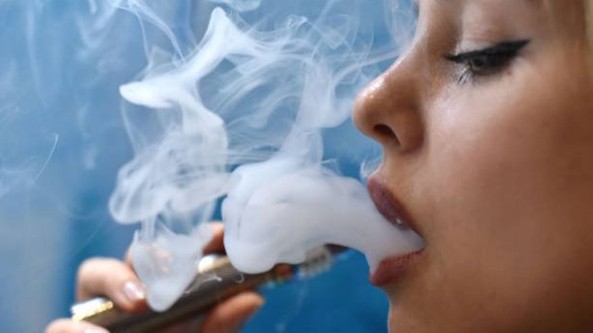 Une enquête de la VRT révèle la présence de drogues de synthèse aussi addictives que l’héroïne dans les vapes des adolescents - RTBF Actus