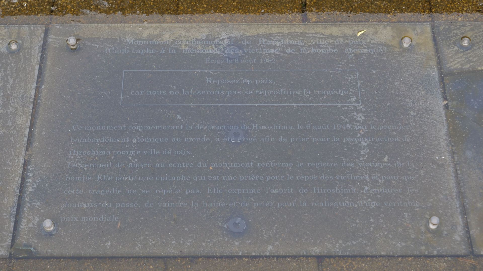Au pied du monument, un message de paix est rédigé dans plusieurs langues.