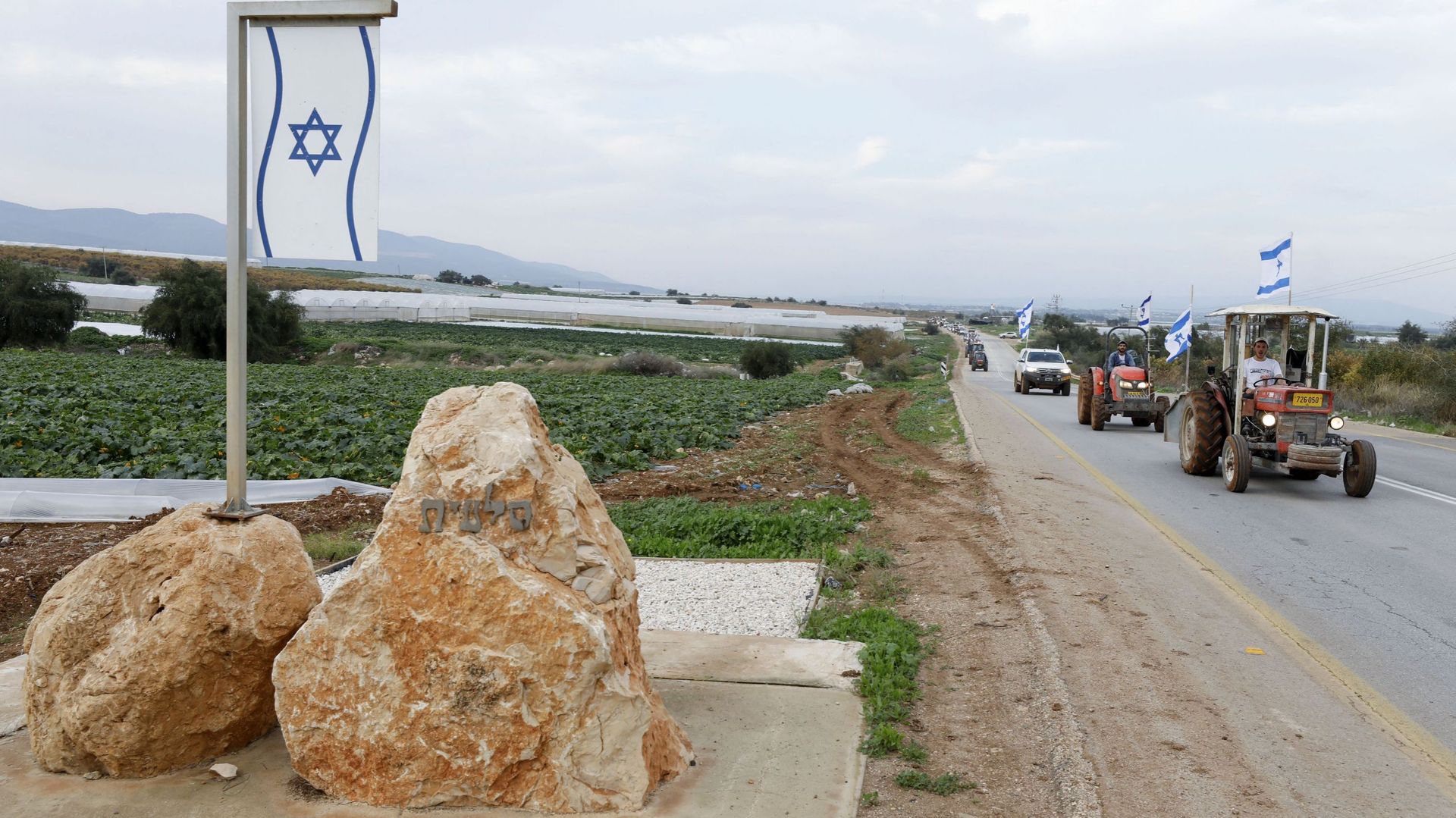 Des colons israéliens forment un convoi agricole dans la vallée du Jourdain, en Cisjordanie occupée.