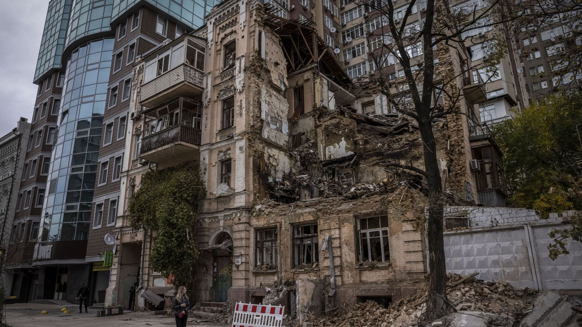 Un bâtiment complètement détruit à Kiev suite à une frappe de drone le 19 octobre dernier.