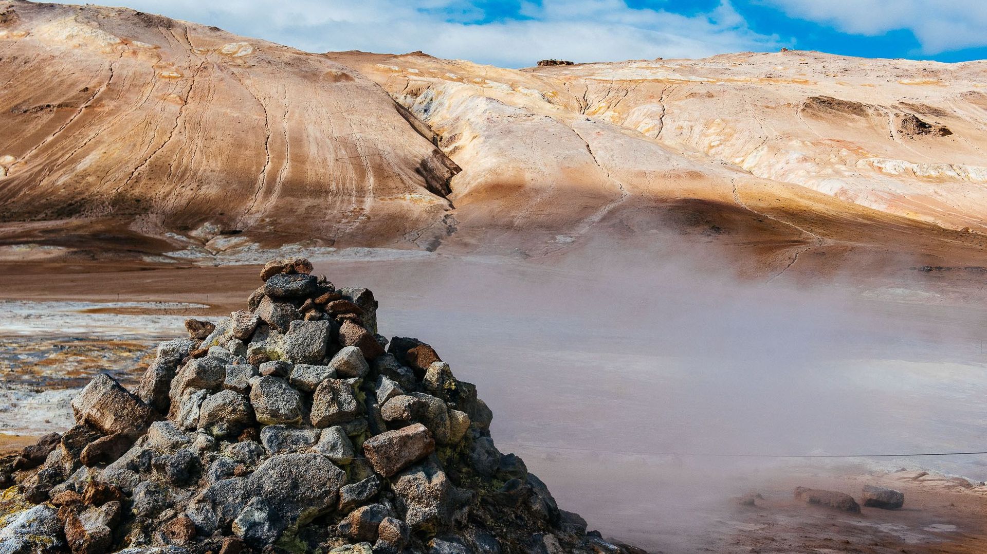 En Islande, l’eau est trop chaude avant d’être envoyée vers le chauffage central des maisons. C’est de l’énergie perdue estiment certains spécialistes de la géothermie. 