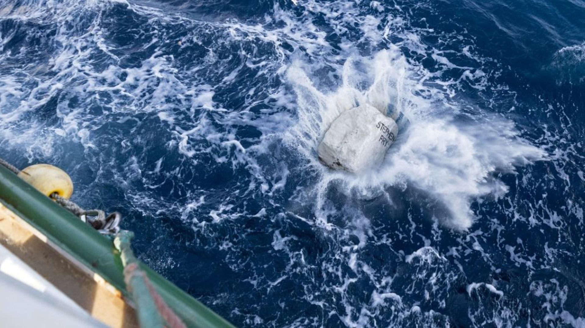 Un bloc de pierre est largué en mer par Greenpeace à la pointe sud-ouest de l’Angleterre, le 1er septembre 2022.