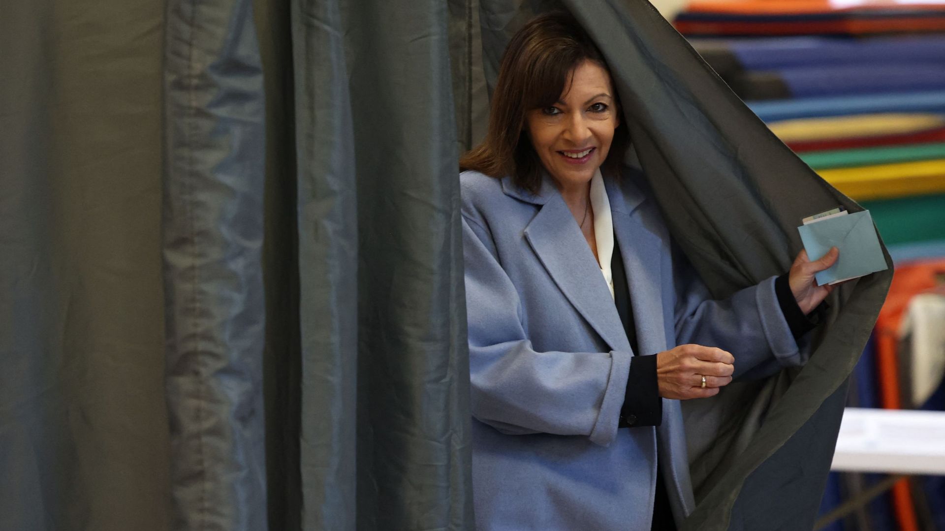 Anne Hidalgo dans un bureau de vote parisien.