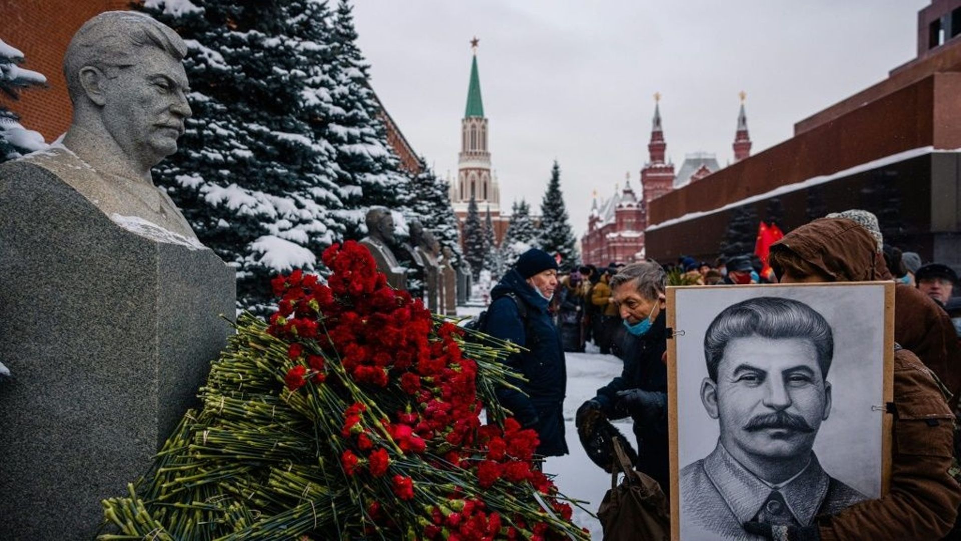 Des sympathisants communistes fleurissent la tombe du dictateur soviétique Joseph Staline sur la Place Rouge à Moscou le 21 décembre 2021

