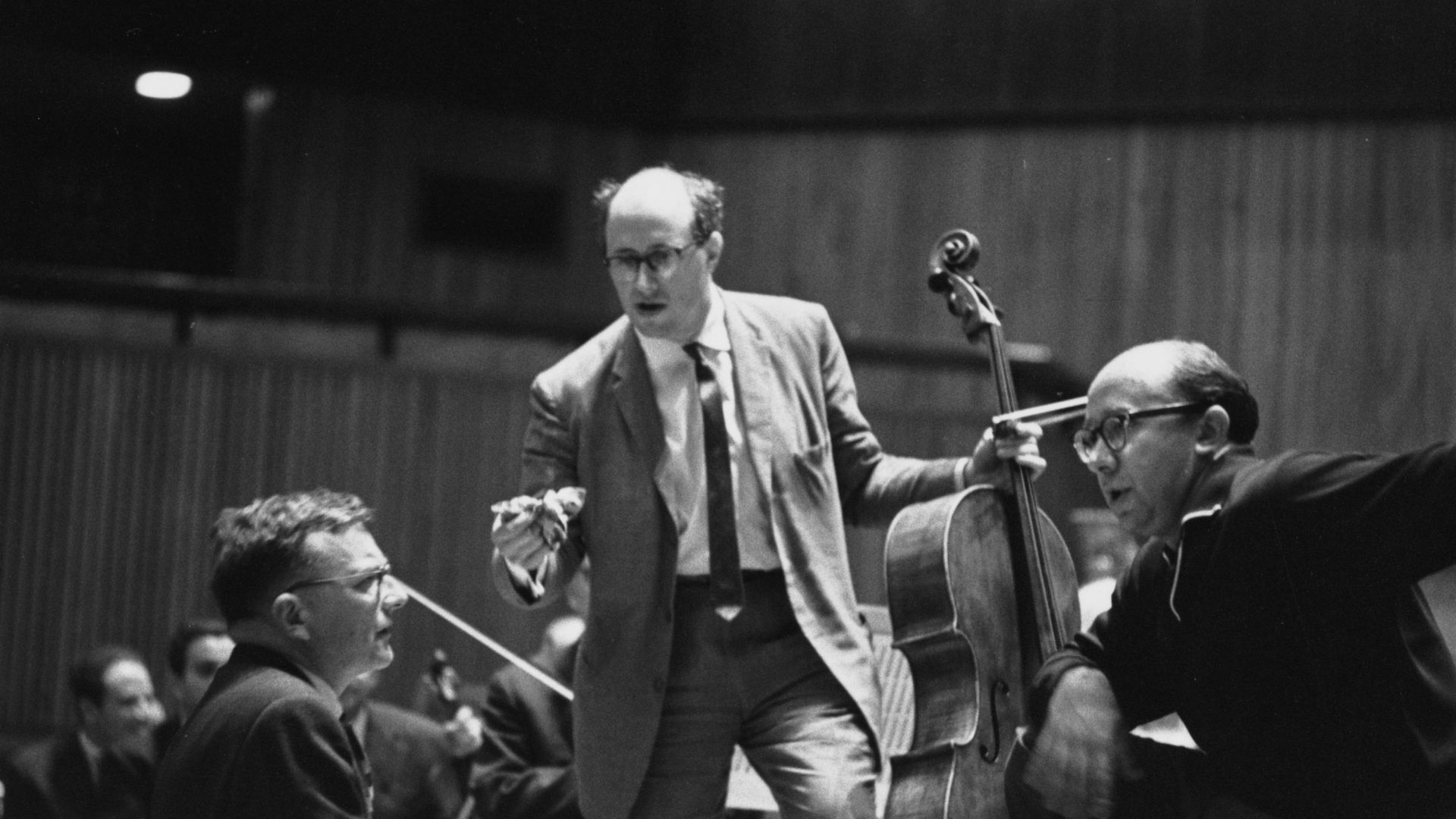 Le compositeur et pianiste russe Dmitri Chostakovitch (1906-1975), à droite, discute de son Concerto pour violoncelle avec le chef d’orchestre allemand Gennady Rozhdestevensky de l’Orchestre symphonique de Leningrad, à gauche, et le violoncelliste russe M