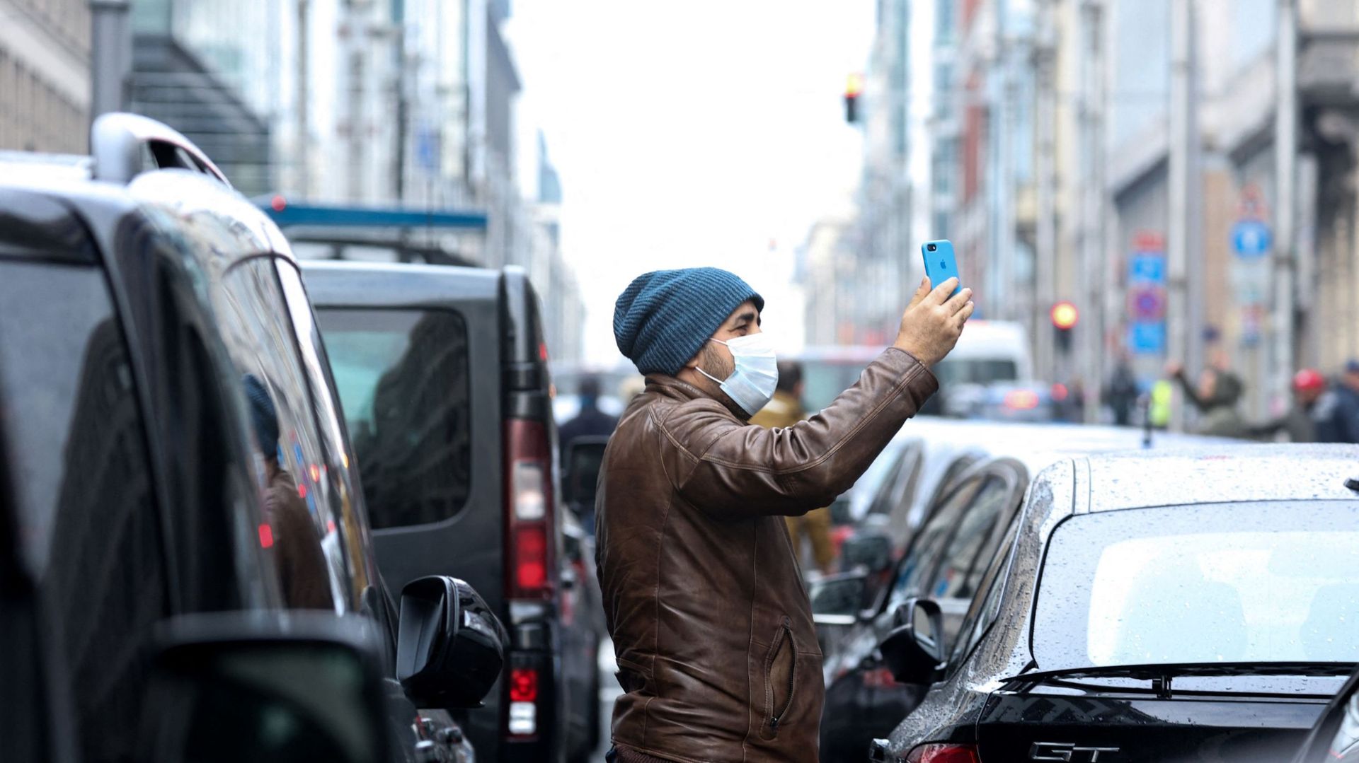 Un chauffeur Uber prend une photo alors que ses collègues bloquent une rue à Bruxelles, le 25 novembre 2021