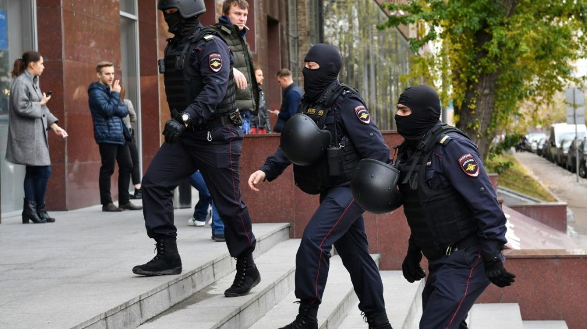 Des policiers se dirigent vers les bureaux de l'opposant russe Alexeï Navalny, le 15 octobre 2019 à Moscou