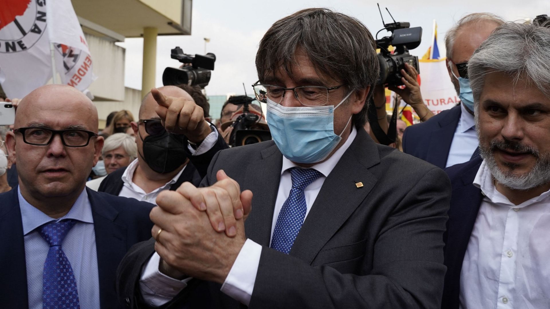 L’ancien dirigeant catalan en exil, Carles Puigdemont, quitte le 4 octobre 2021 le palais de justice de Sassari en Sardaigne (Italie)