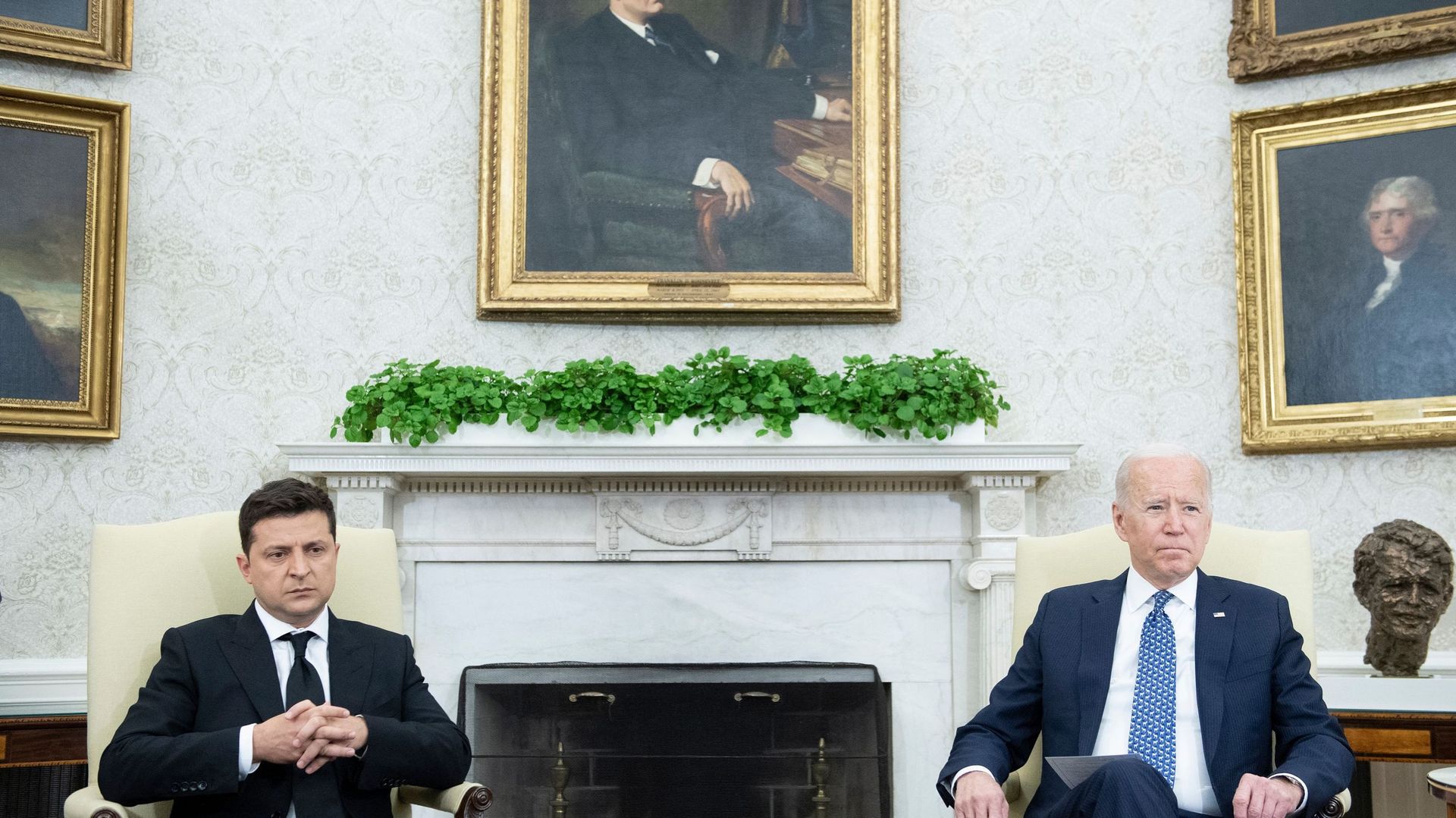 Le président américain Joe Biden et le président ukrainien Volodymyr Zelensky avant une réunion dans le bureau ovale de la Maison Blanche, le 1er septembre 2021, à Washington, DC.