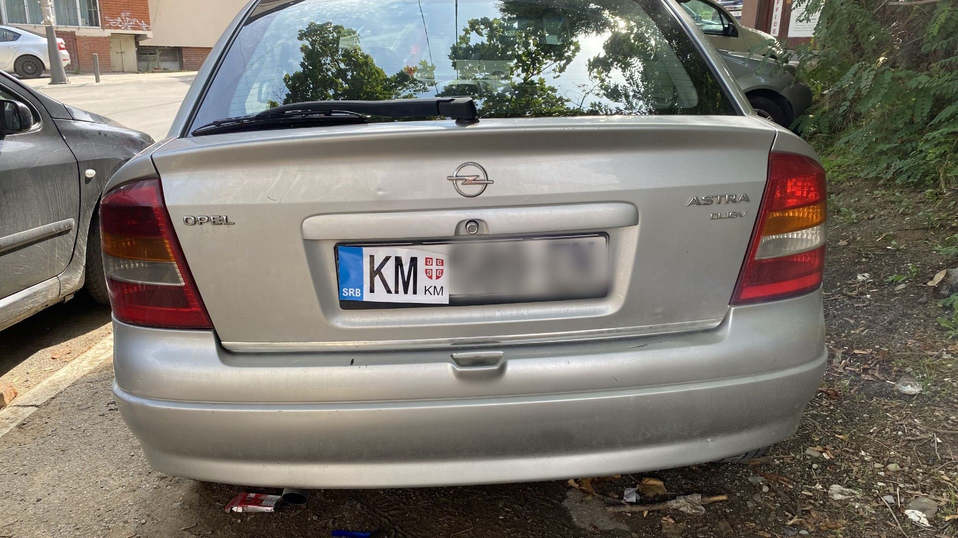 Les plaques d’immatriculation avec les initiales « KM », pour « Kosovska Mitrovica », ne sont pas reconnues au Kosovo, en dehors des quatre communautés serbes au nord du pays.